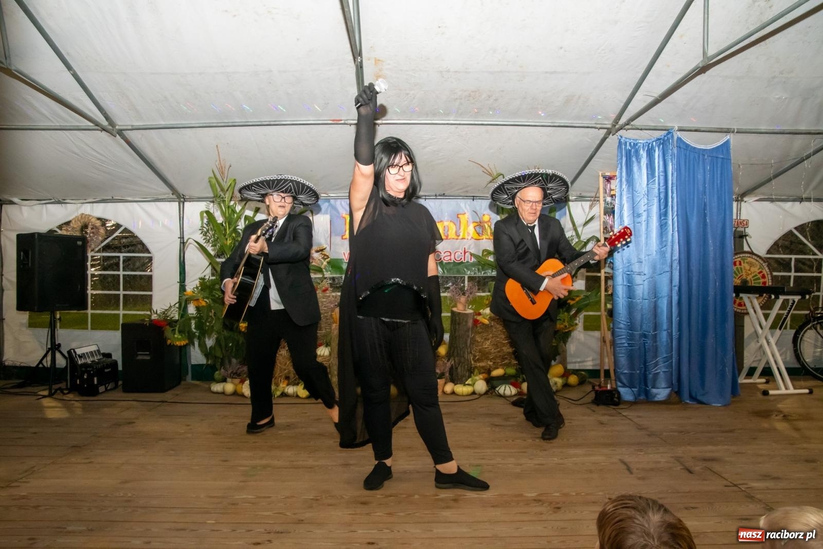 Zdjęcie w galerii na portalu naszraciborz.pl: Dożynki w Wojnowicach. Wieczór z Mamami ZygZak i Kabaretem Z Łapanki  [FOTO i WIDEO wiadomości z regionu