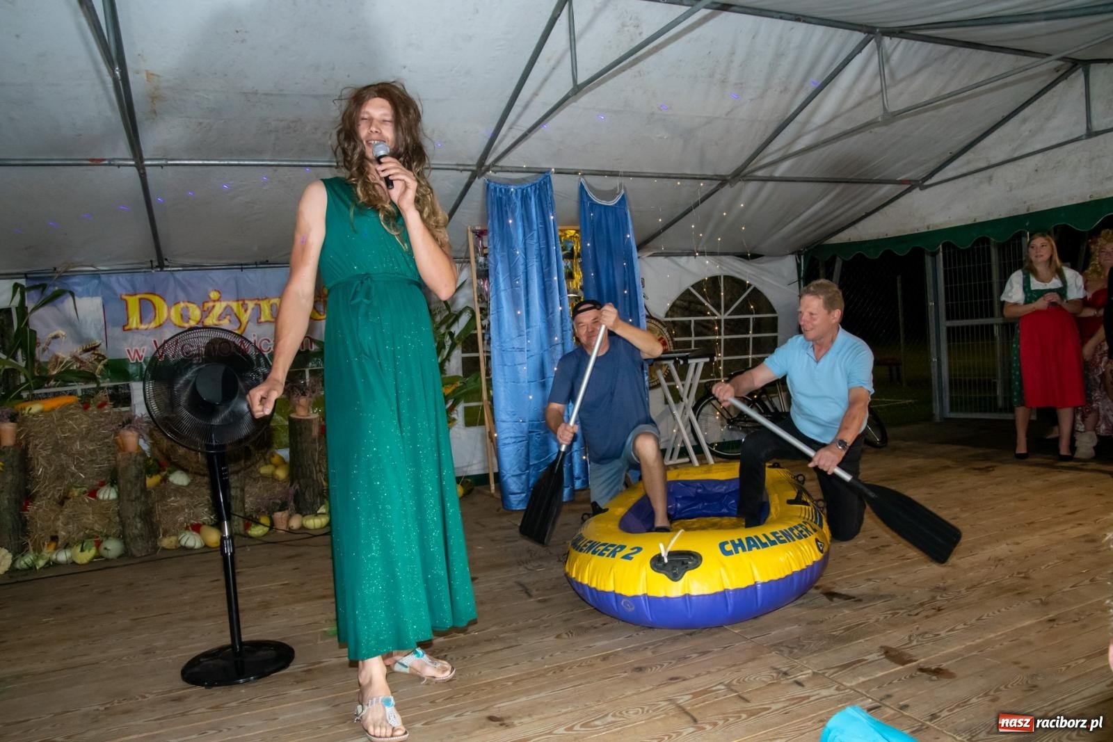 Zdjęcie w galerii na portalu naszraciborz.pl: Dożynki w Wojnowicach. Wieczór z Mamami ZygZak i Kabaretem Z Łapanki  [FOTO i WIDEO wiadomości z regionu