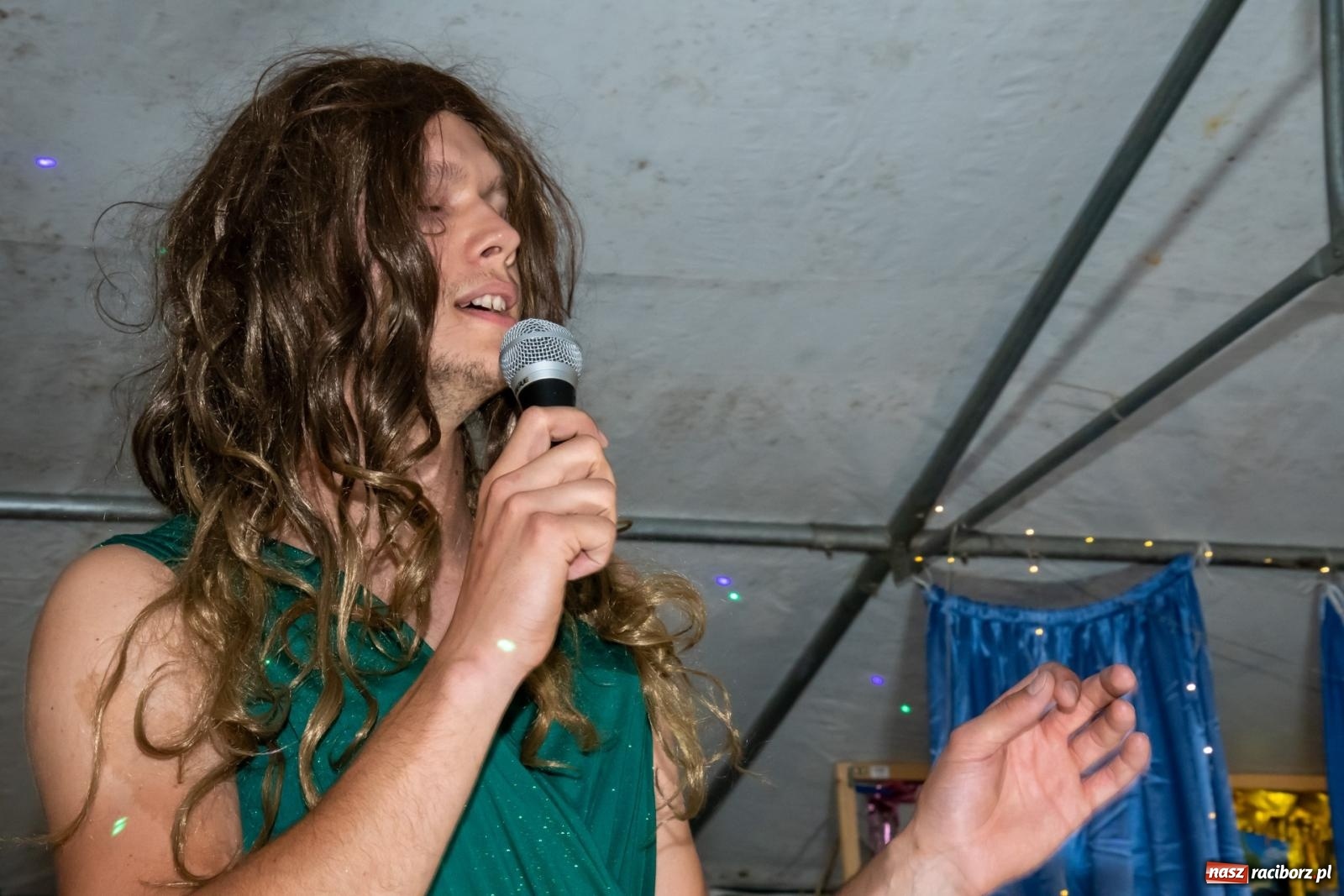 Zdjęcie w galerii na portalu naszraciborz.pl: Dożynki w Wojnowicach. Wieczór z Mamami ZygZak i Kabaretem Z Łapanki  [FOTO i WIDEO wiadomości z regionu