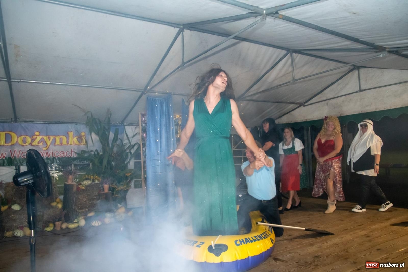 Zdjęcie w galerii na portalu naszraciborz.pl: Dożynki w Wojnowicach. Wieczór z Mamami ZygZak i Kabaretem Z Łapanki  [FOTO i WIDEO wiadomości z regionu