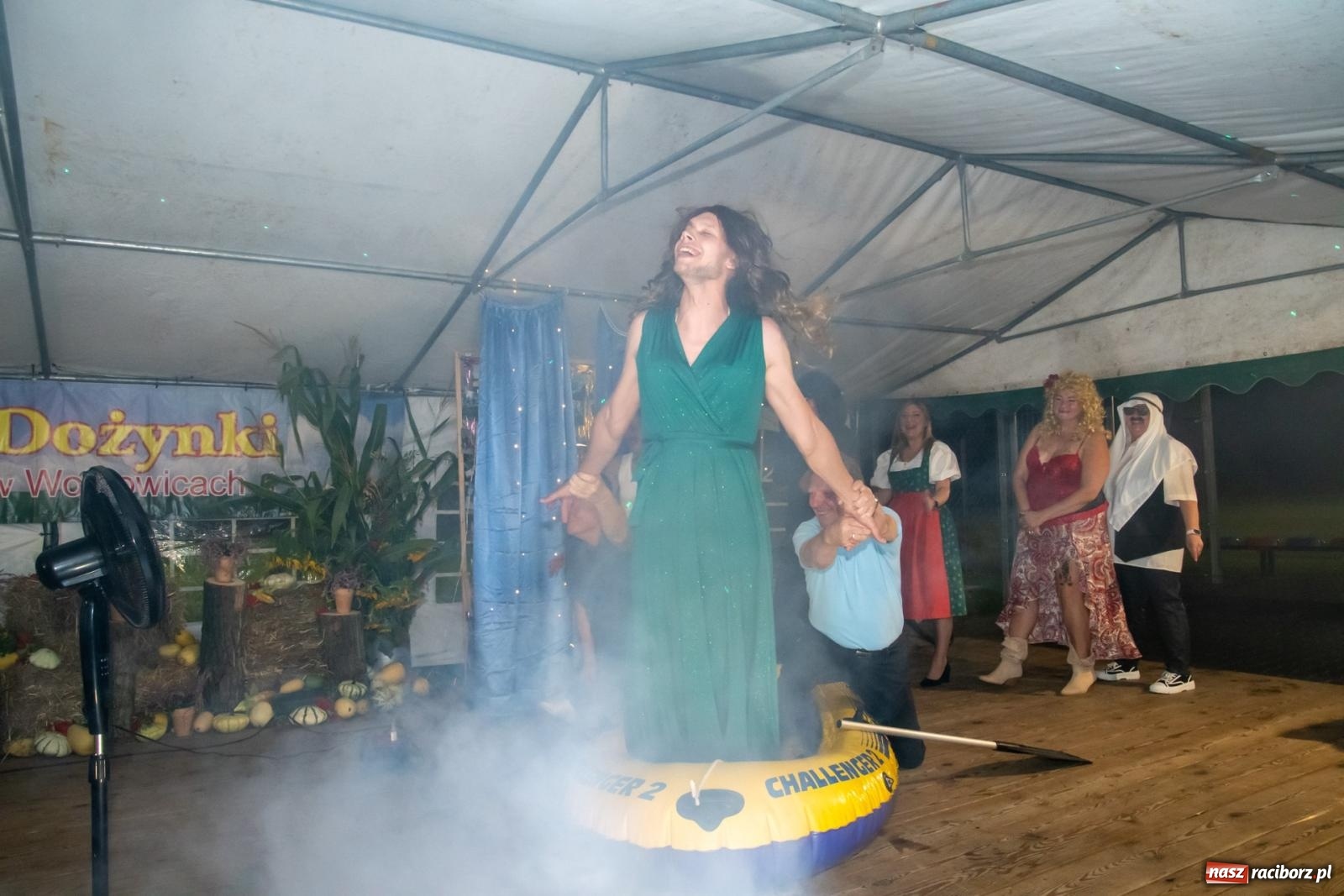 Zdjęcie w galerii na portalu naszraciborz.pl: Dożynki w Wojnowicach. Wieczór z Mamami ZygZak i Kabaretem Z Łapanki  [FOTO i WIDEO wiadomości z regionu