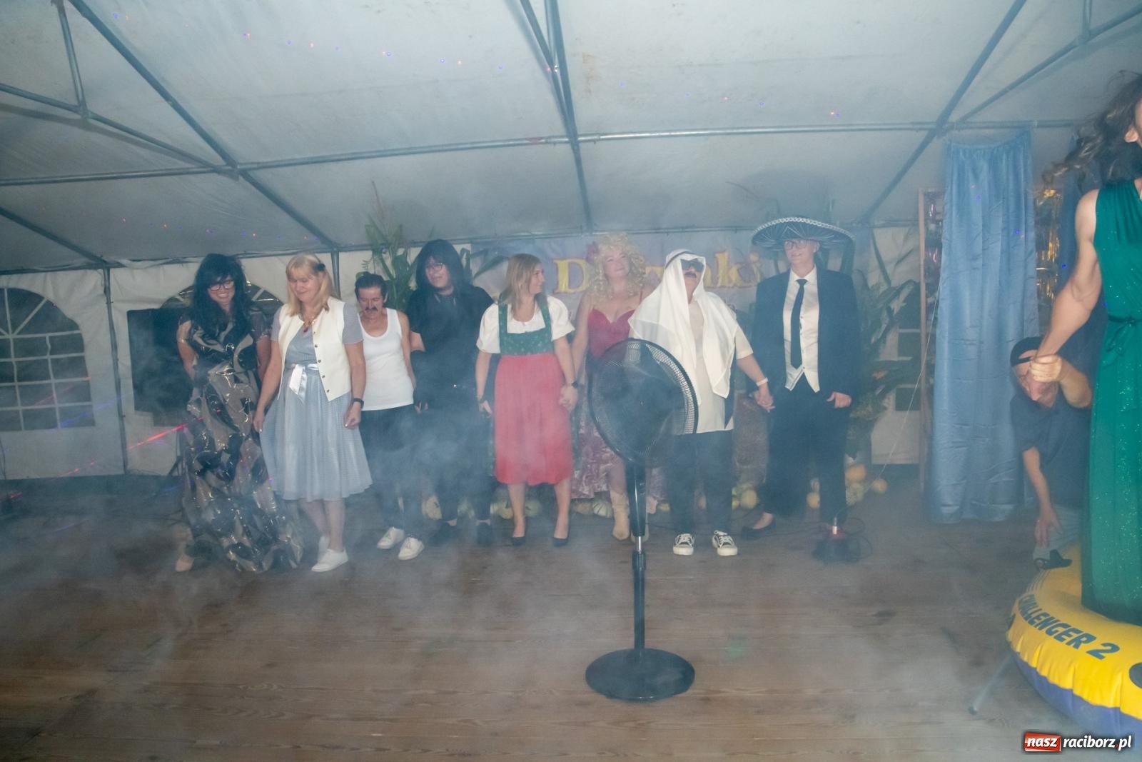 Zdjęcie w galerii na portalu naszraciborz.pl: Dożynki w Wojnowicach. Wieczór z Mamami ZygZak i Kabaretem Z Łapanki  [FOTO i WIDEO wiadomości z regionu