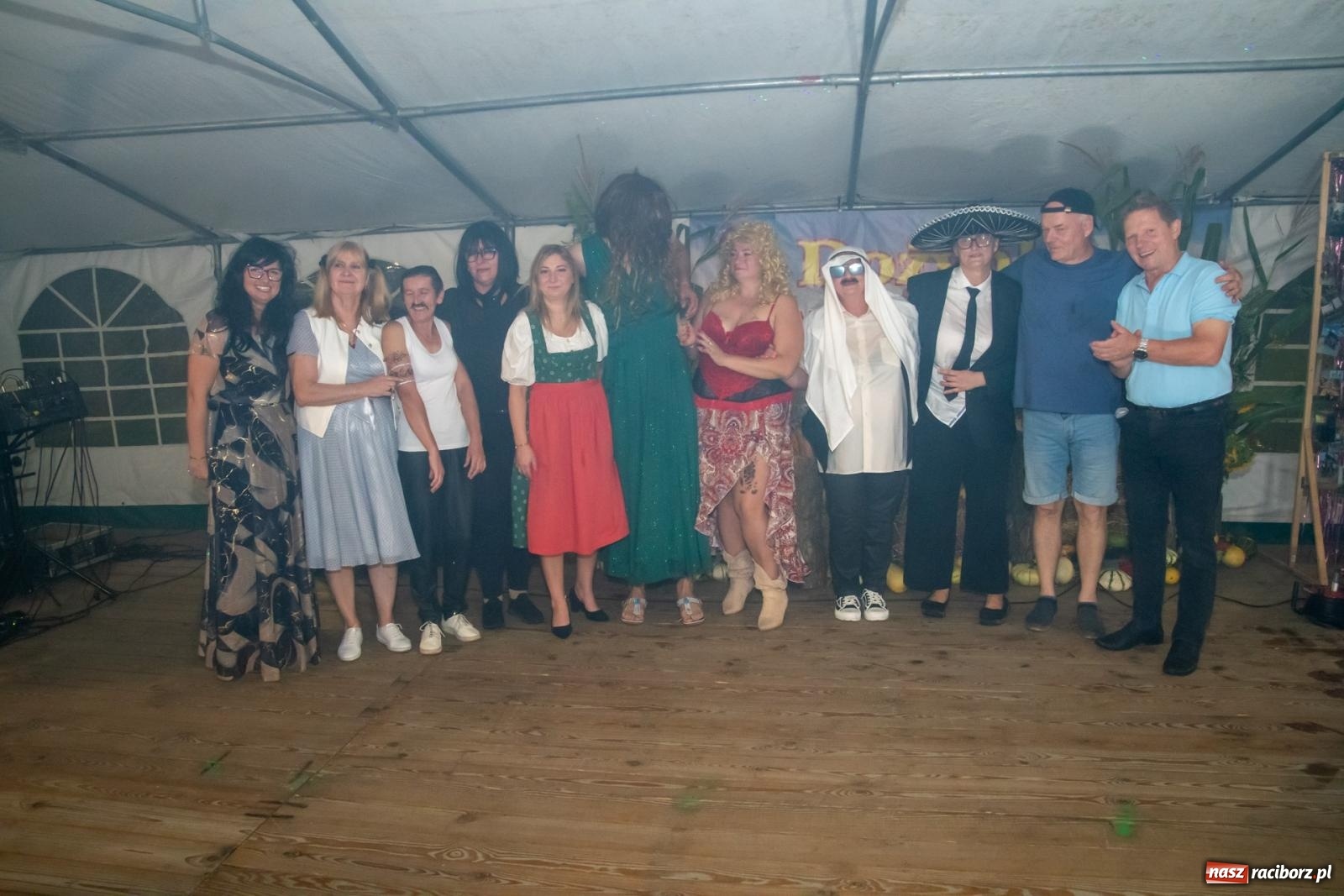 Zdjęcie w galerii na portalu naszraciborz.pl: Dożynki w Wojnowicach. Wieczór z Mamami ZygZak i Kabaretem Z Łapanki  [FOTO i WIDEO wiadomości z regionu