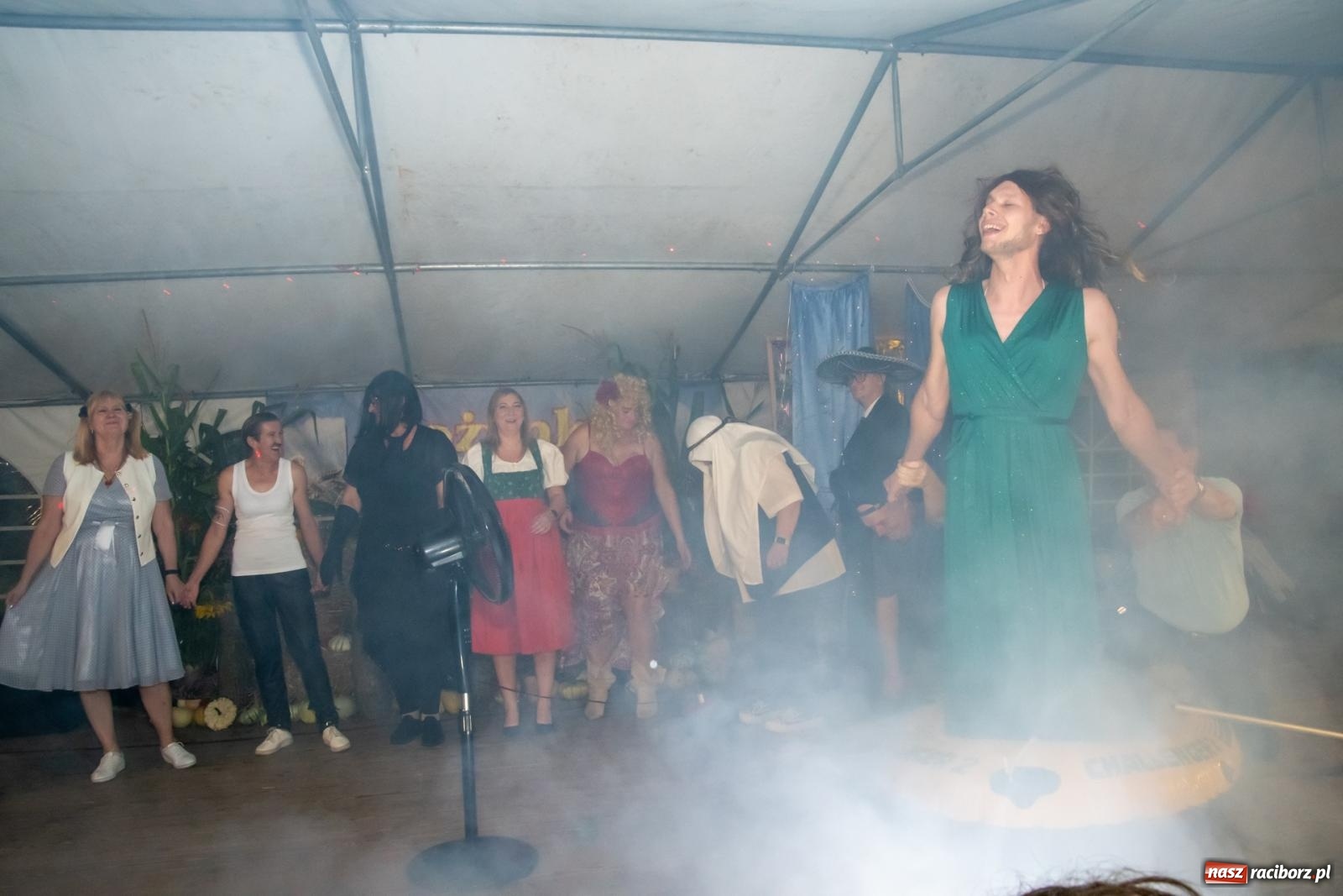 Zdjęcie w galerii na portalu naszraciborz.pl: Dożynki w Wojnowicach. Wieczór z Mamami ZygZak i Kabaretem Z Łapanki  [FOTO i WIDEO wiadomości z regionu