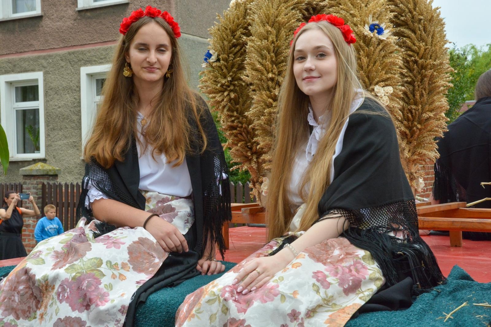 Zdjęcie w galerii na portalu naszraciborz.pl: Barwny korowód dożynkowy przejechał przez Wojnowice wiadomości z regionu