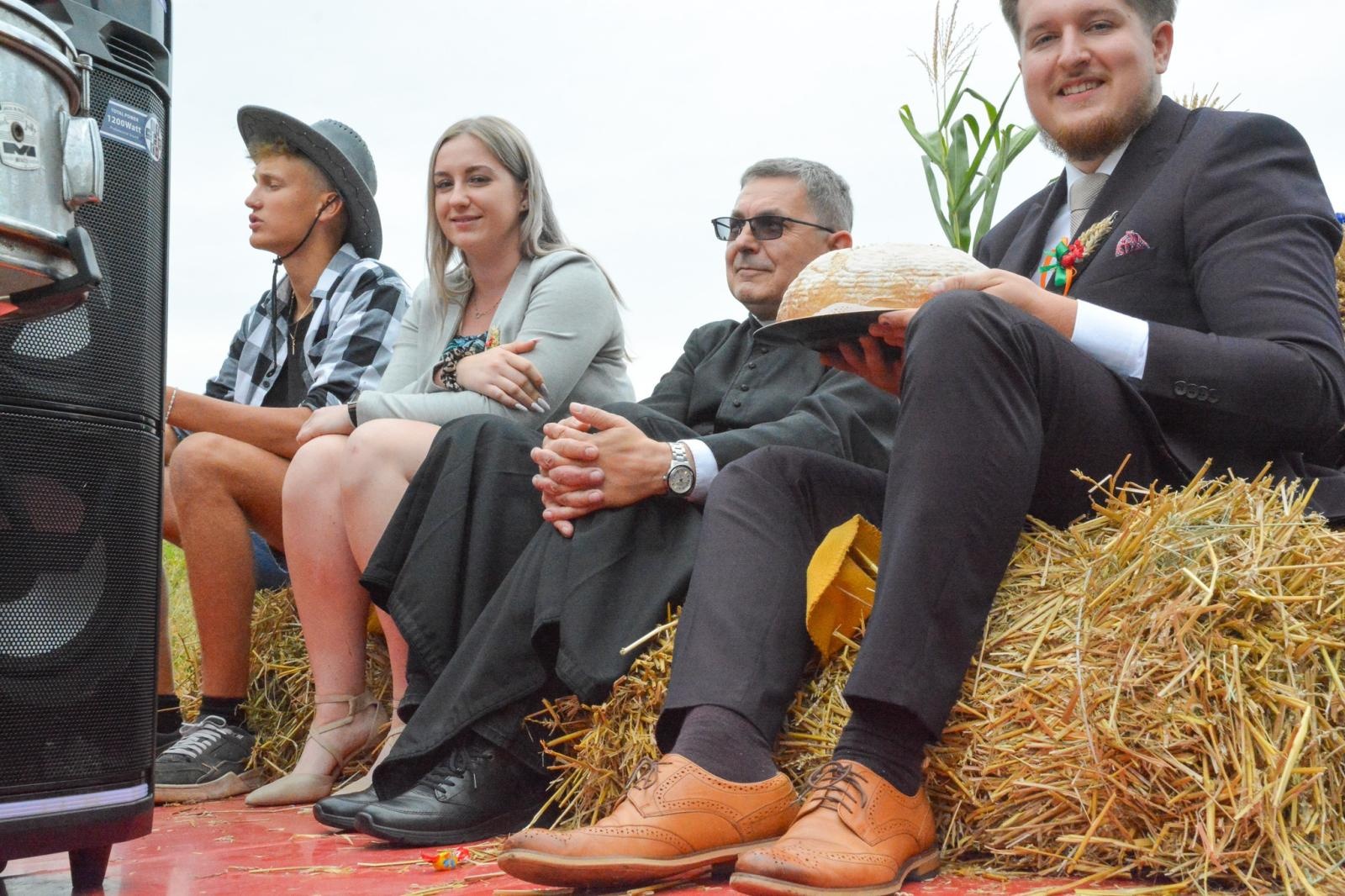 Zdjęcie w galerii na portalu naszraciborz.pl: Barwny korowód dożynkowy przejechał przez Wojnowice wiadomości z regionu