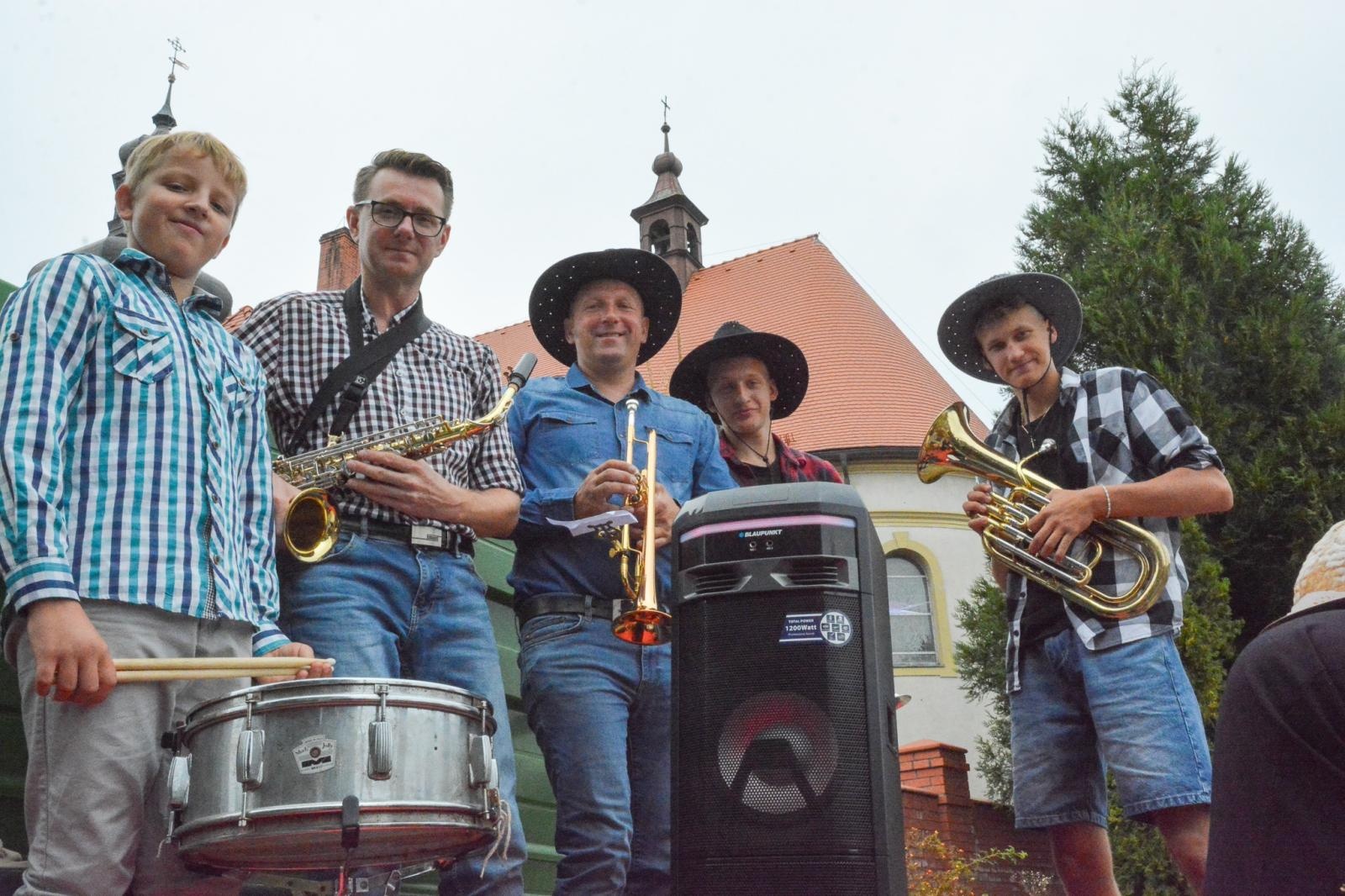 Zdjęcie w galerii na portalu naszraciborz.pl: Barwny korowód dożynkowy przejechał przez Wojnowice wiadomości z regionu