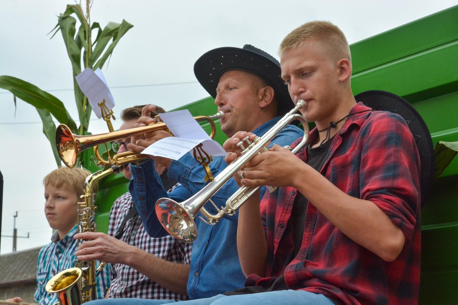 Zdjęcie w galerii na portalu naszraciborz.pl: Barwny korowód dożynkowy przejechał przez Wojnowice wiadomości z regionu