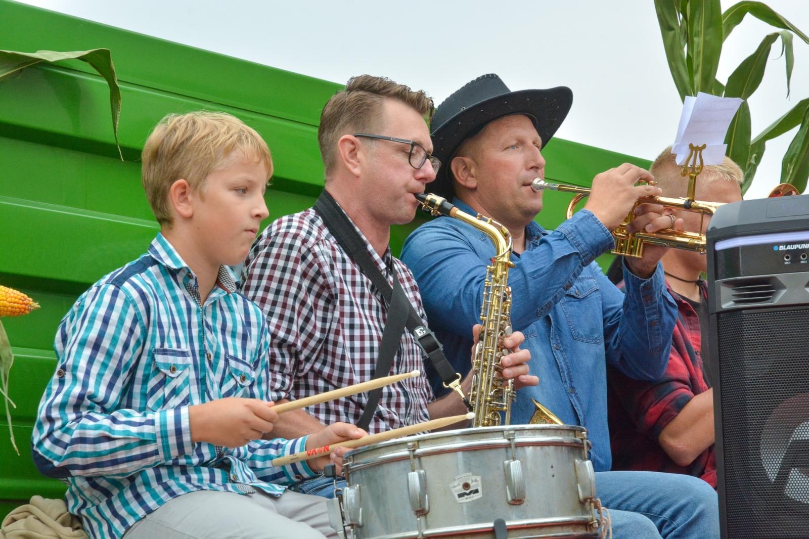 Zdjęcie w galerii na portalu naszraciborz.pl: Barwny korowód dożynkowy przejechał przez Wojnowice wiadomości z regionu