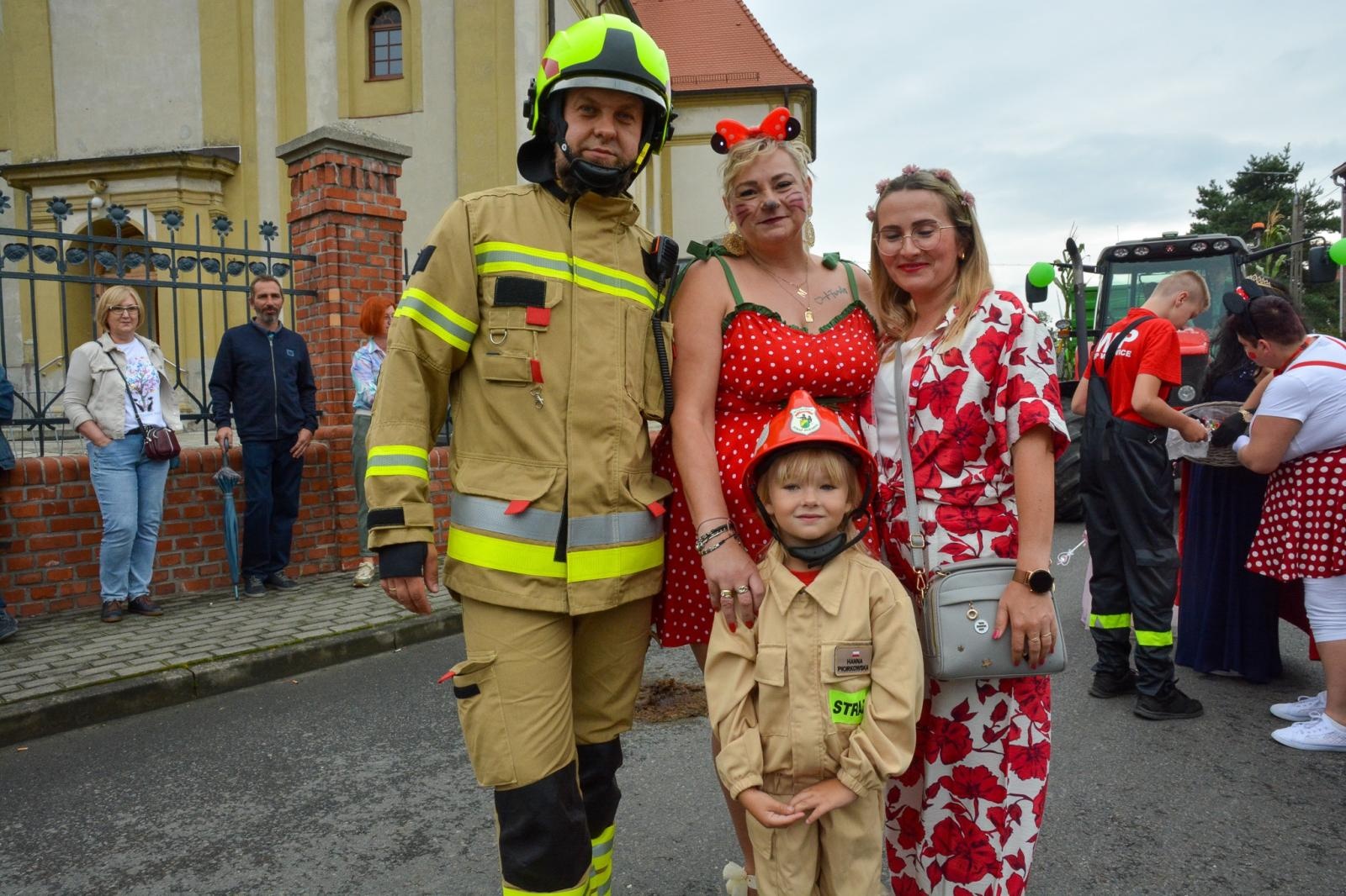 Zdjęcie w galerii na portalu naszraciborz.pl: Barwny korowód dożynkowy przejechał przez Wojnowice wiadomości z regionu