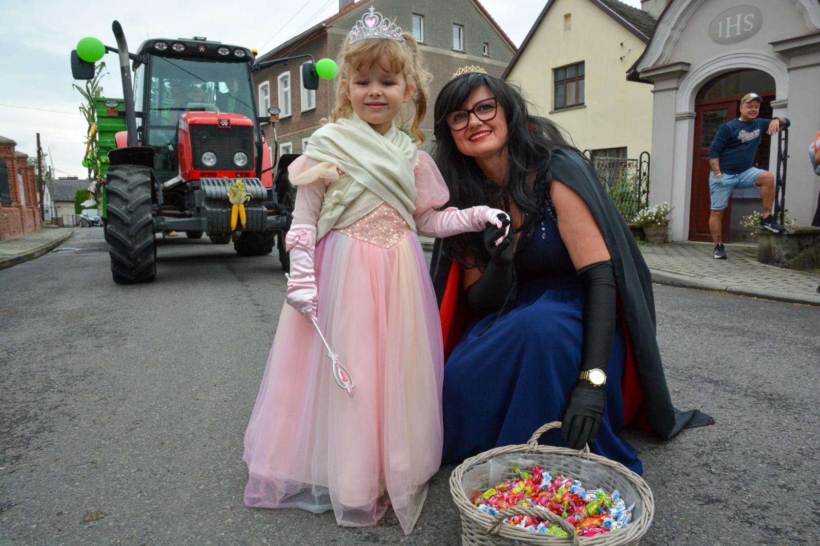 Zdjęcie w galerii na portalu naszraciborz.pl: Barwny korowód dożynkowy przejechał przez Wojnowice wiadomości z regionu