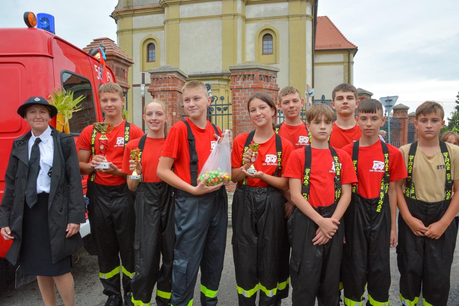 Zdjęcie w galerii na portalu naszraciborz.pl: Barwny korowód dożynkowy przejechał przez Wojnowice wiadomości z regionu