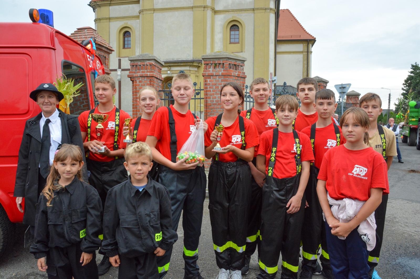Zdjęcie w galerii na portalu naszraciborz.pl: Barwny korowód dożynkowy przejechał przez Wojnowice wiadomości z regionu