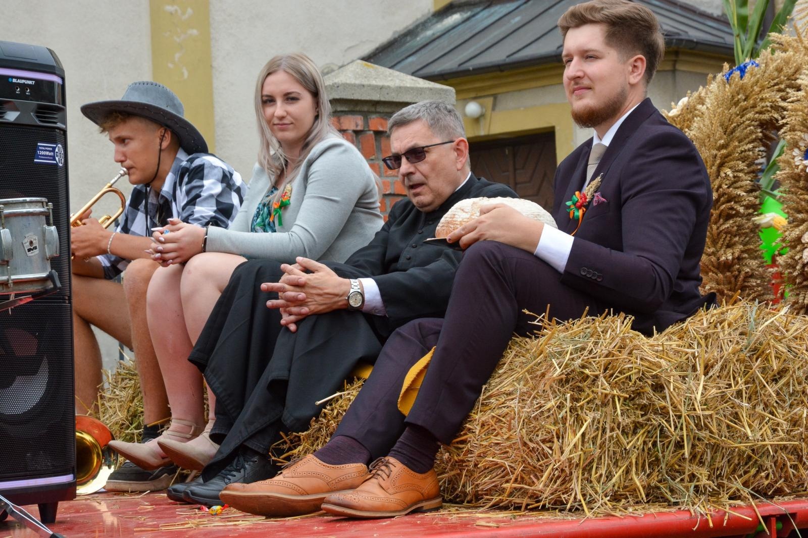 Zdjęcie w galerii na portalu naszraciborz.pl: Barwny korowód dożynkowy przejechał przez Wojnowice wiadomości z regionu