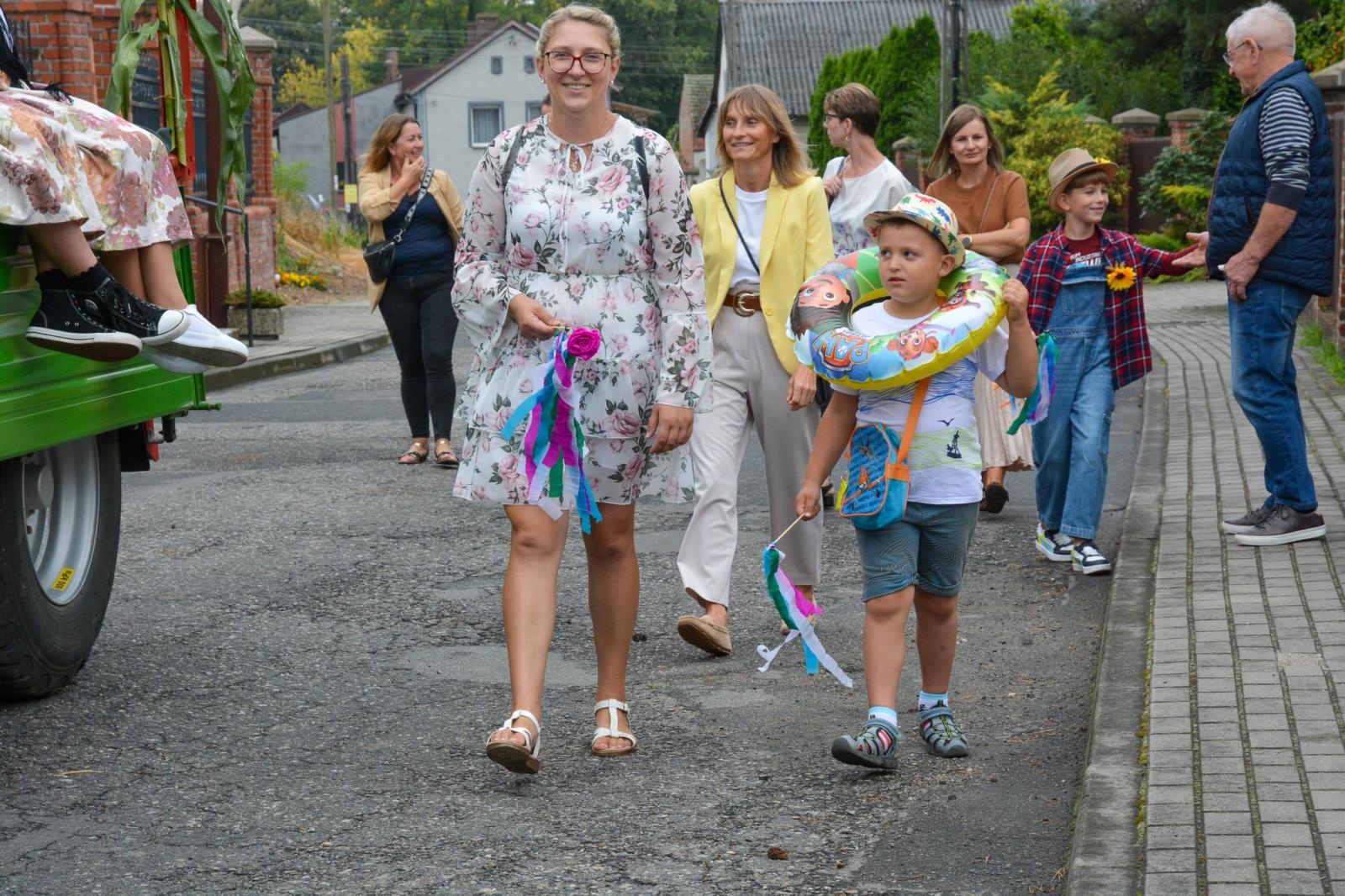 Zdjęcie w galerii na portalu naszraciborz.pl: Barwny korowód dożynkowy przejechał przez Wojnowice wiadomości z regionu