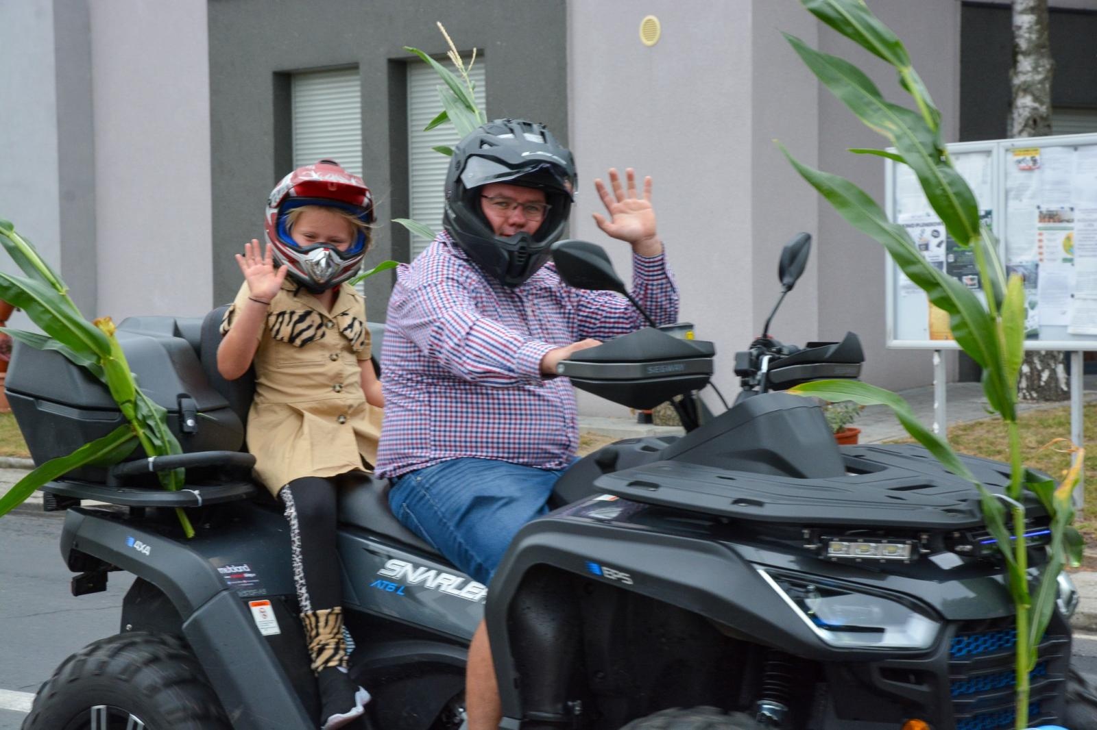 Zdjęcie w galerii na portalu naszraciborz.pl: Barwny korowód dożynkowy przejechał przez Wojnowice wiadomości z regionu