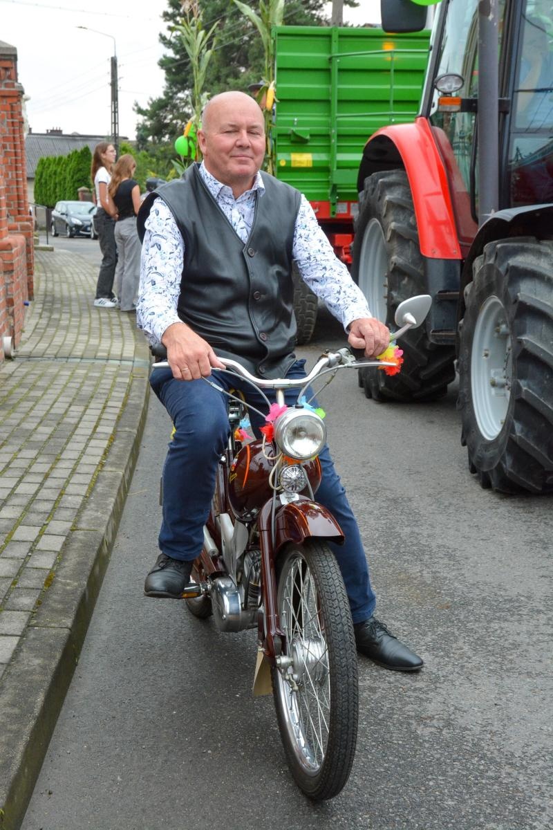 Zdjęcie w galerii na portalu naszraciborz.pl: Barwny korowód dożynkowy przejechał przez Wojnowice wiadomości z regionu