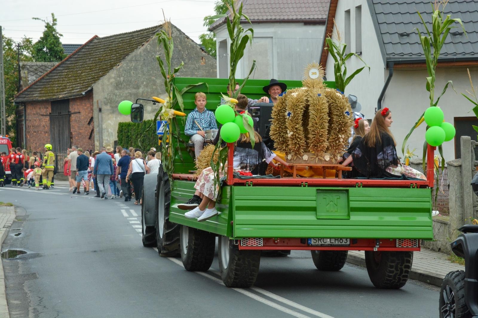 Zdjęcie w galerii na portalu naszraciborz.pl: Barwny korowód dożynkowy przejechał przez Wojnowice wiadomości z regionu