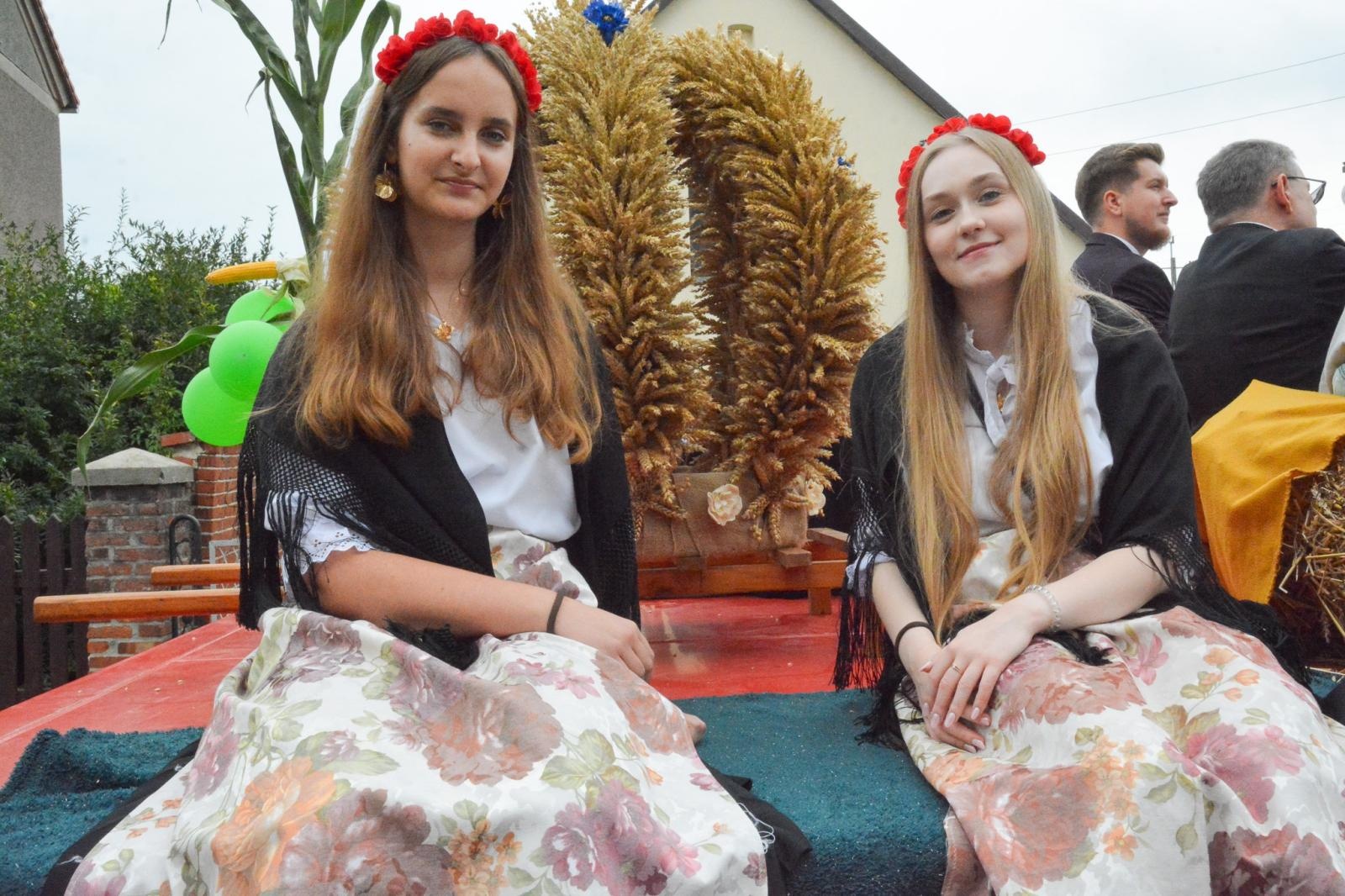 Zdjęcie w galerii na portalu naszraciborz.pl: Barwny korowód dożynkowy przejechał przez Wojnowice wiadomości z regionu