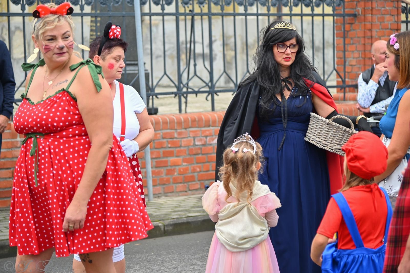 Zdjęcie w galerii na portalu naszraciborz.pl: Barwny korowód dożynkowy przejechał przez Wojnowice wiadomości z regionu