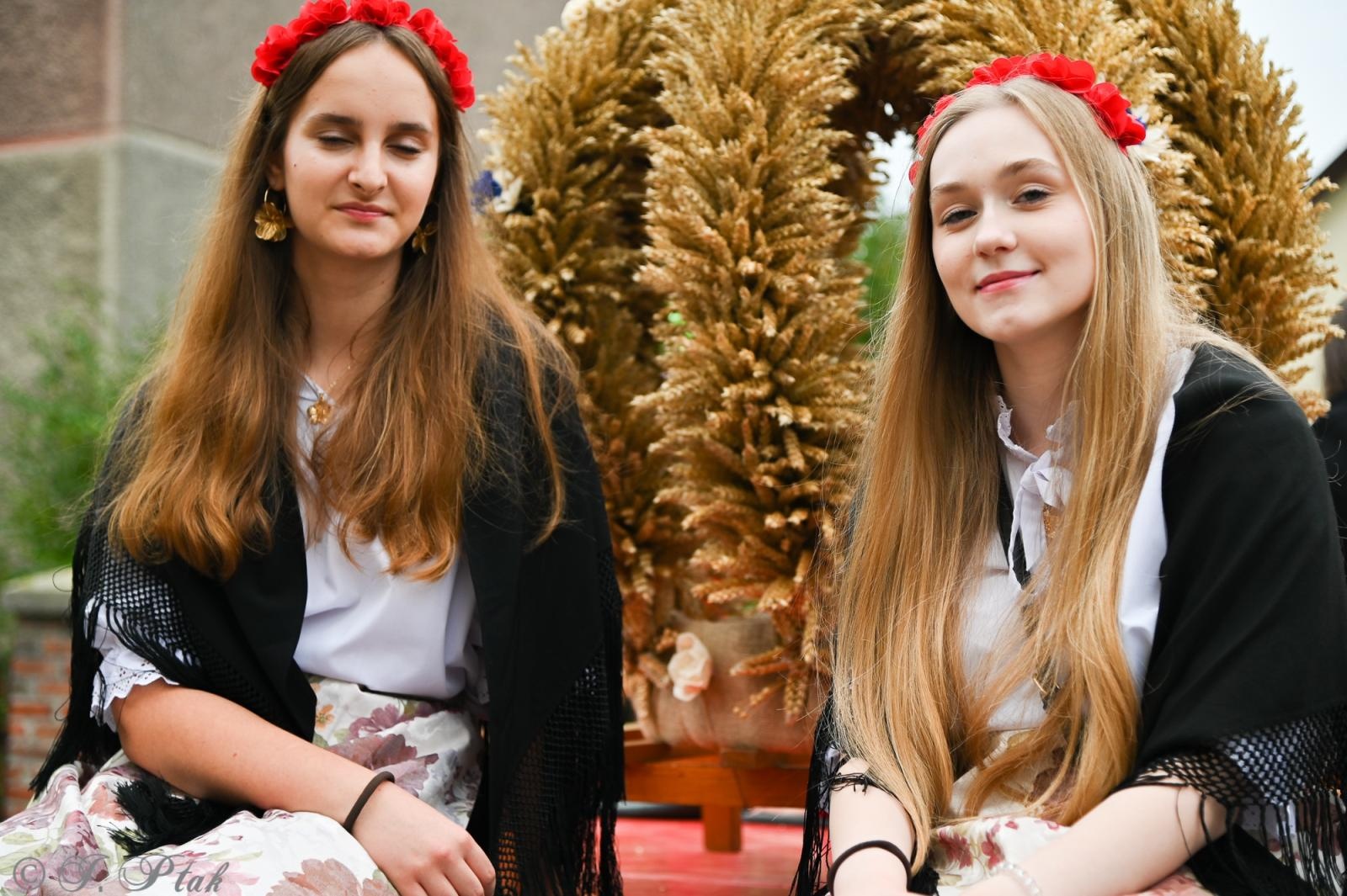 Zdjęcie w galerii na portalu naszraciborz.pl: Barwny korowód dożynkowy przejechał przez Wojnowice wiadomości z regionu