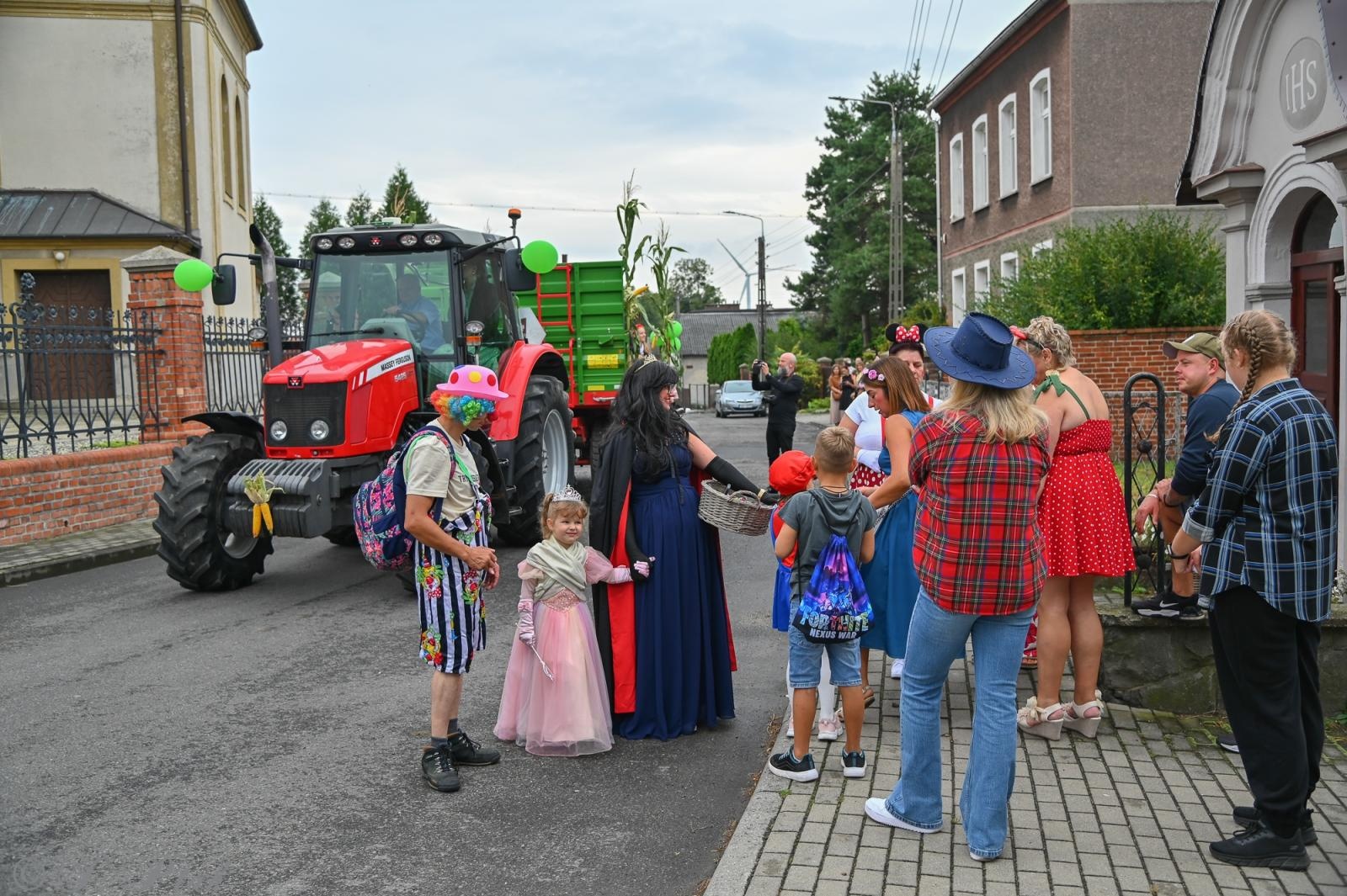 Zdjęcie w galerii na portalu naszraciborz.pl: Barwny korowód dożynkowy przejechał przez Wojnowice wiadomości z regionu