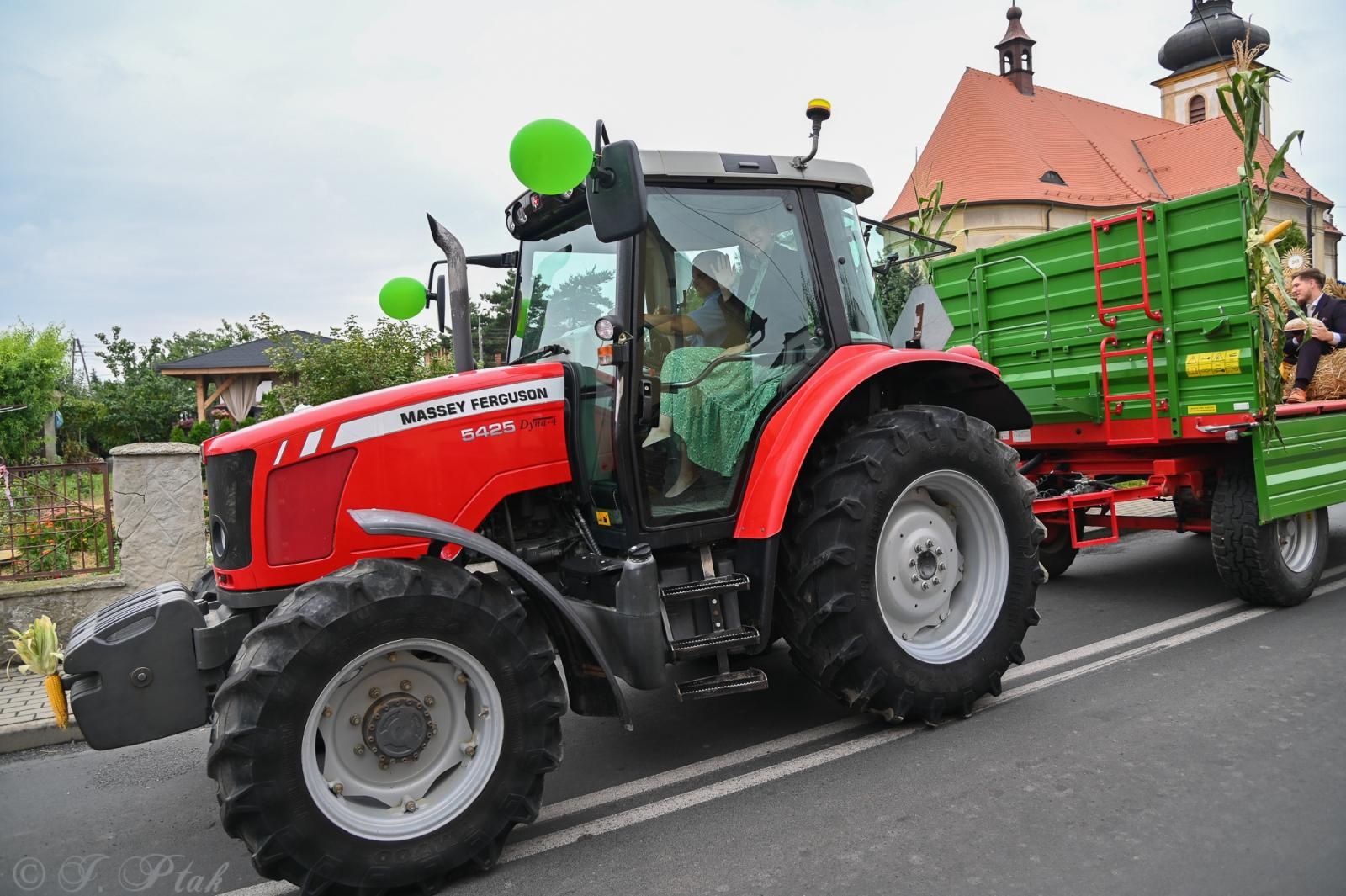 Zdjęcie w galerii na portalu naszraciborz.pl: Barwny korowód dożynkowy przejechał przez Wojnowice wiadomości z regionu