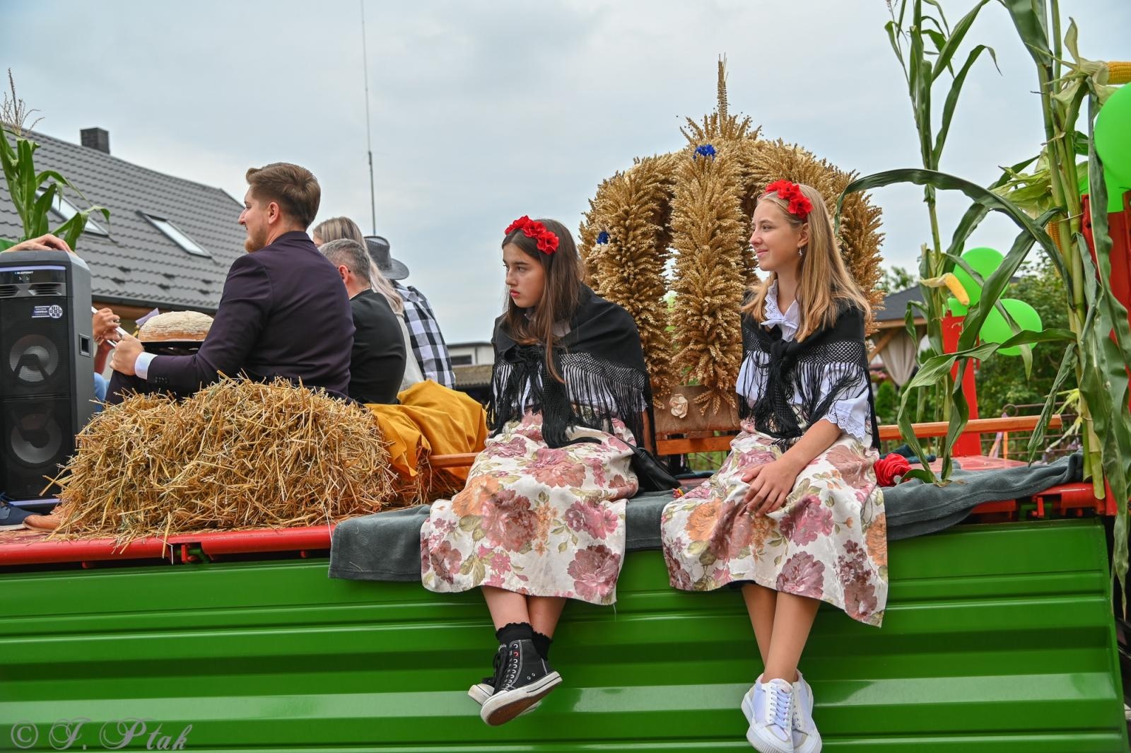 Zdjęcie w galerii na portalu naszraciborz.pl: Barwny korowód dożynkowy przejechał przez Wojnowice wiadomości z regionu