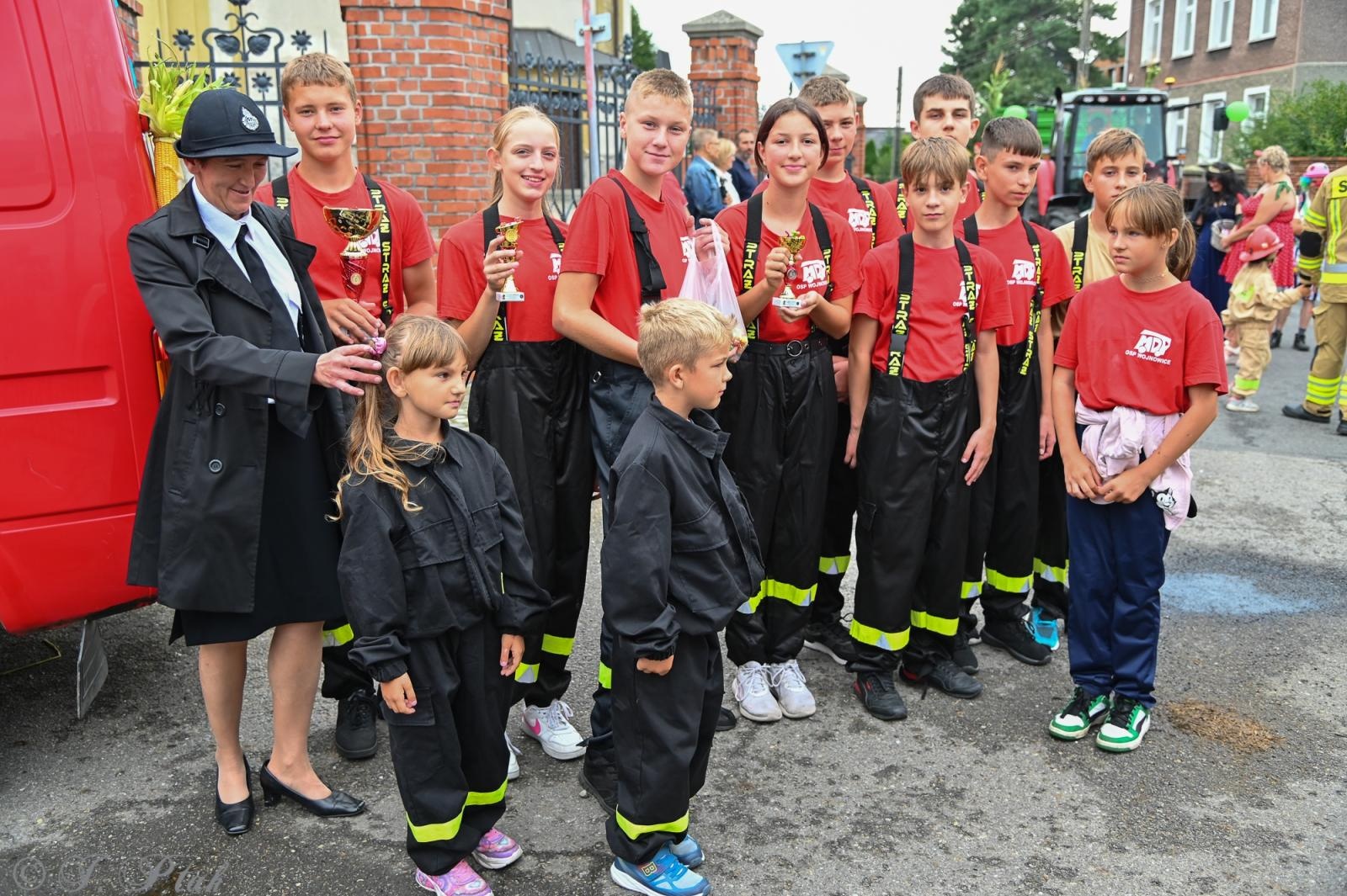 Zdjęcie w galerii na portalu naszraciborz.pl: Barwny korowód dożynkowy przejechał przez Wojnowice wiadomości z regionu