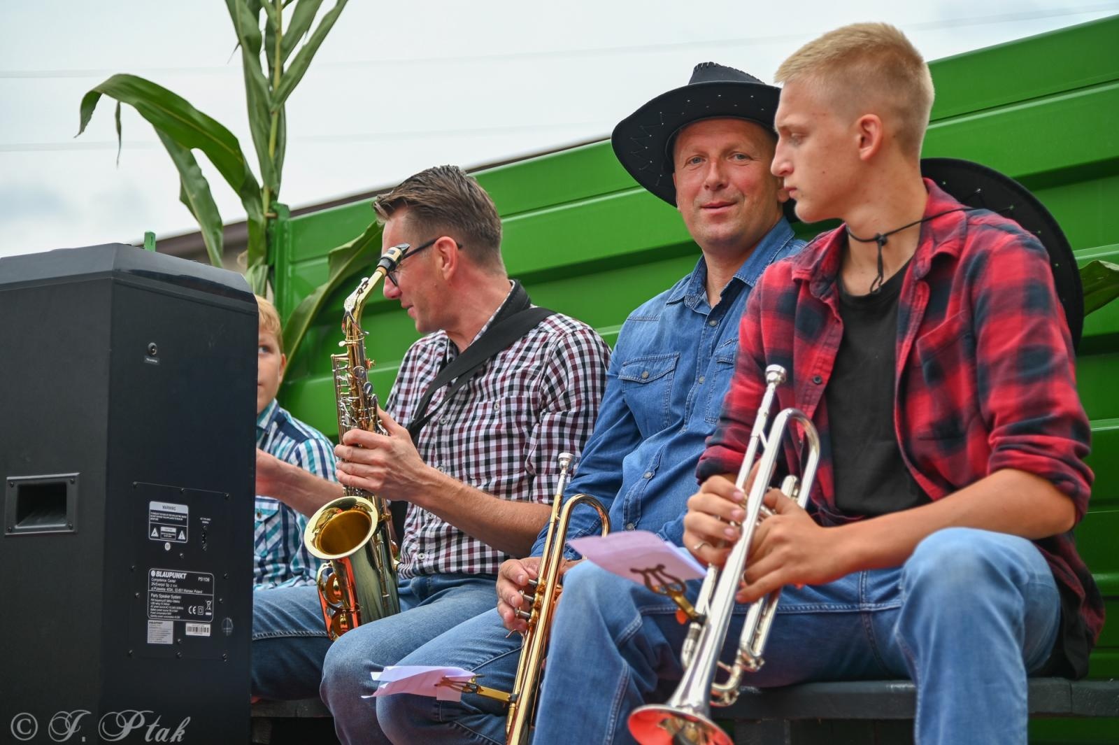 Zdjęcie w galerii na portalu naszraciborz.pl: Barwny korowód dożynkowy przejechał przez Wojnowice wiadomości z regionu