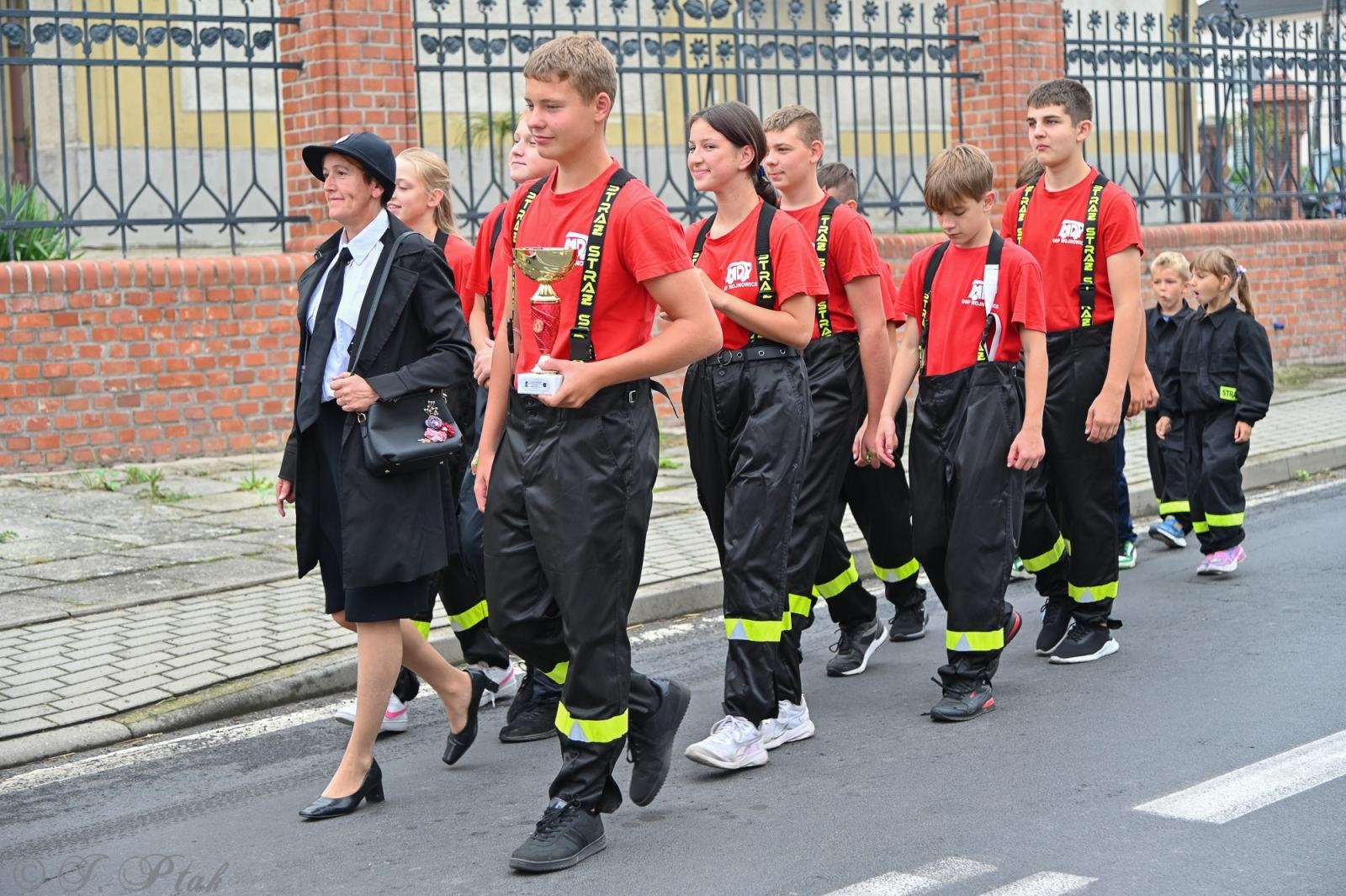 Zdjęcie w galerii na portalu naszraciborz.pl: Barwny korowód dożynkowy przejechał przez Wojnowice wiadomości z regionu