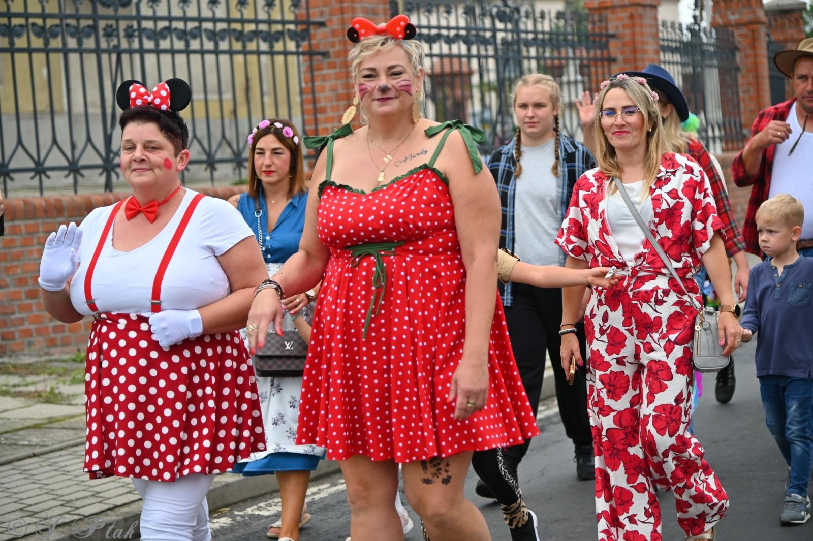 Zdjęcie w galerii na portalu naszraciborz.pl: Barwny korowód dożynkowy przejechał przez Wojnowice wiadomości z regionu
