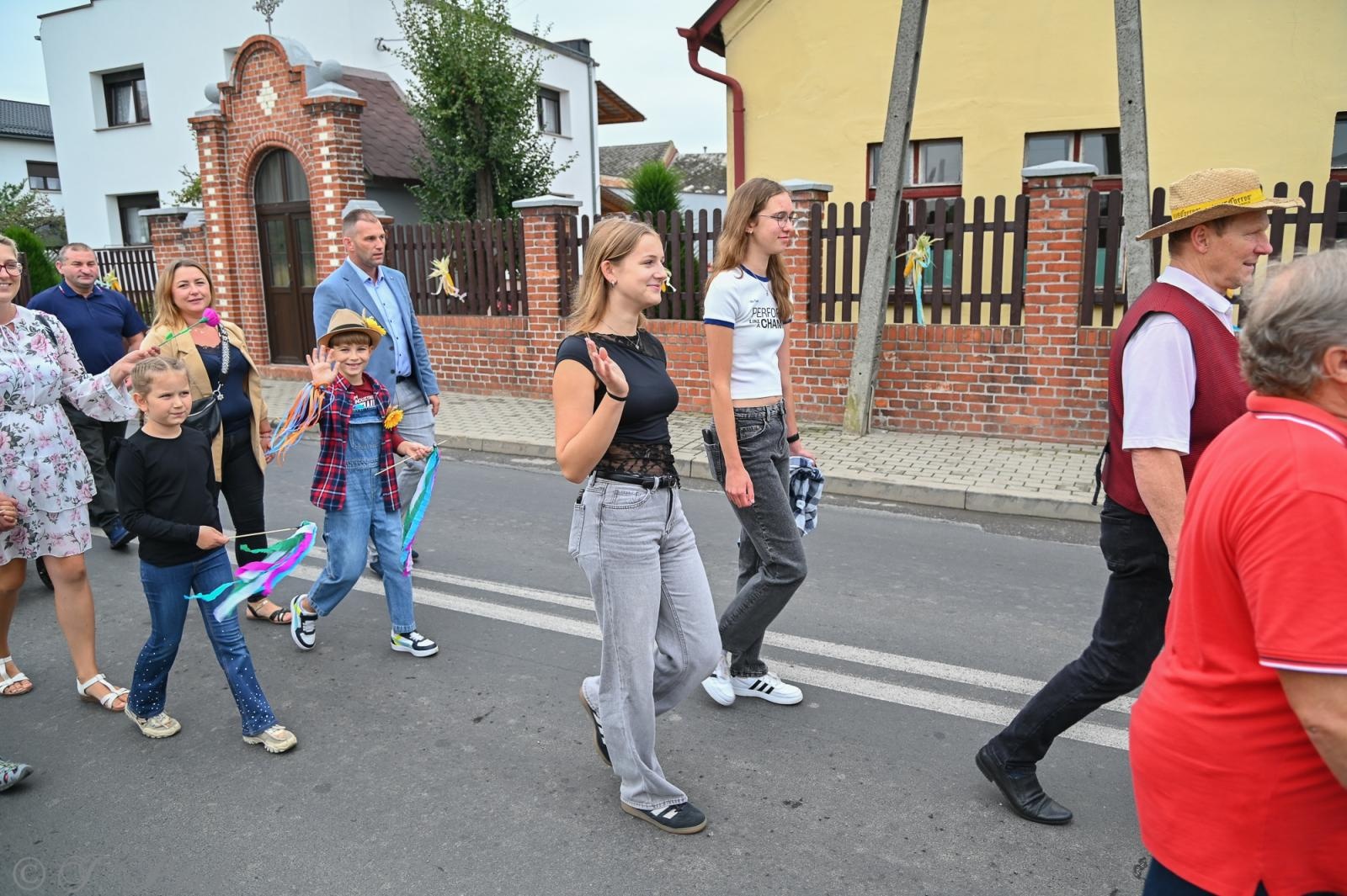 Zdjęcie w galerii na portalu naszraciborz.pl: Barwny korowód dożynkowy przejechał przez Wojnowice wiadomości z regionu