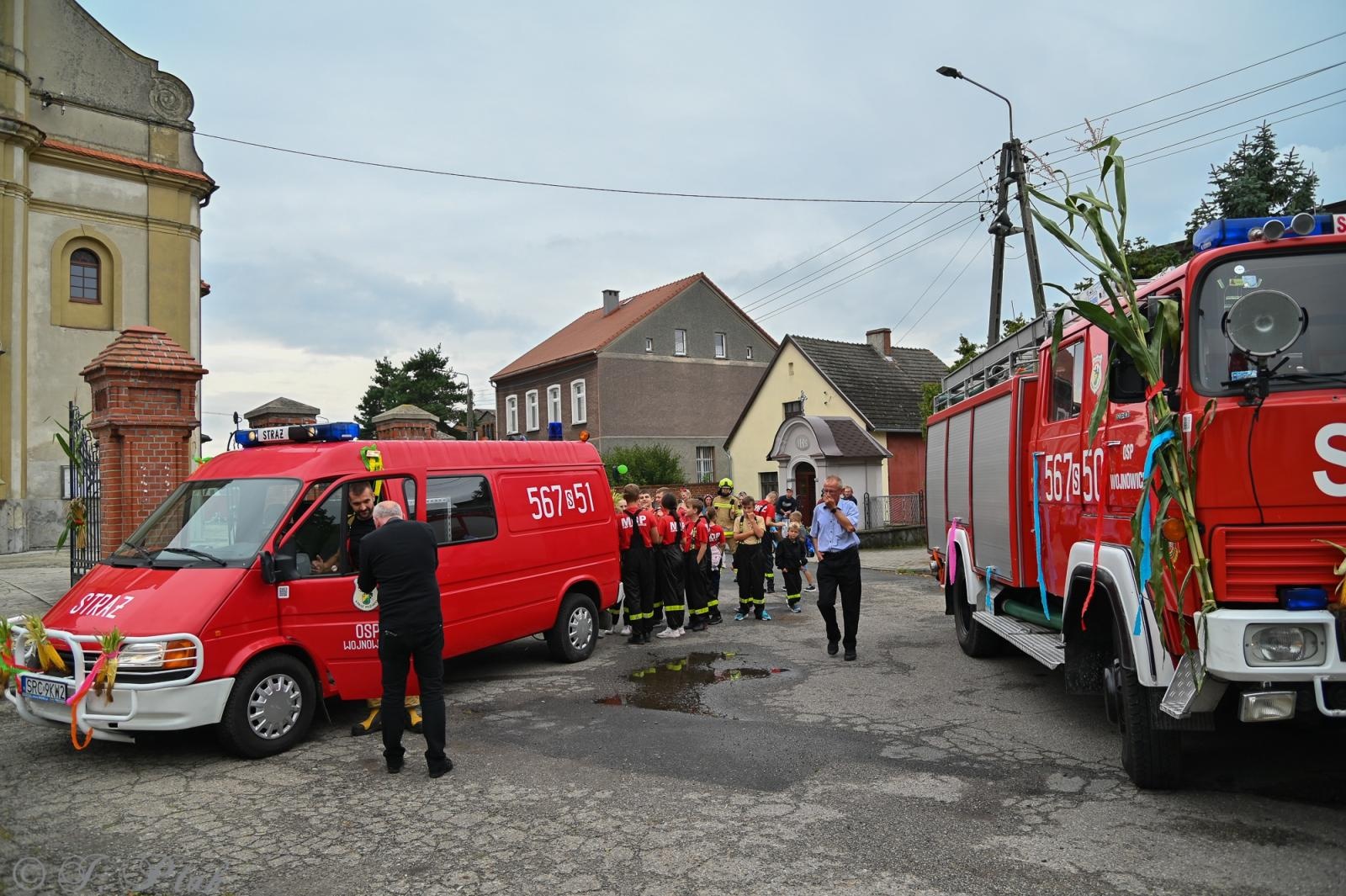 Zdjęcie w galerii na portalu naszraciborz.pl: Barwny korowód dożynkowy przejechał przez Wojnowice wiadomości z regionu