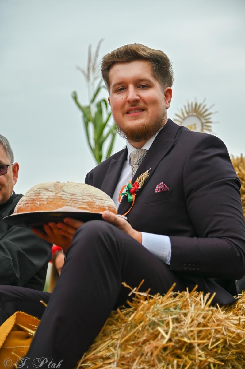 Zdjęcie w galerii na portalu naszraciborz.pl: Barwny korowód dożynkowy przejechał przez Wojnowice wiadomości z regionu