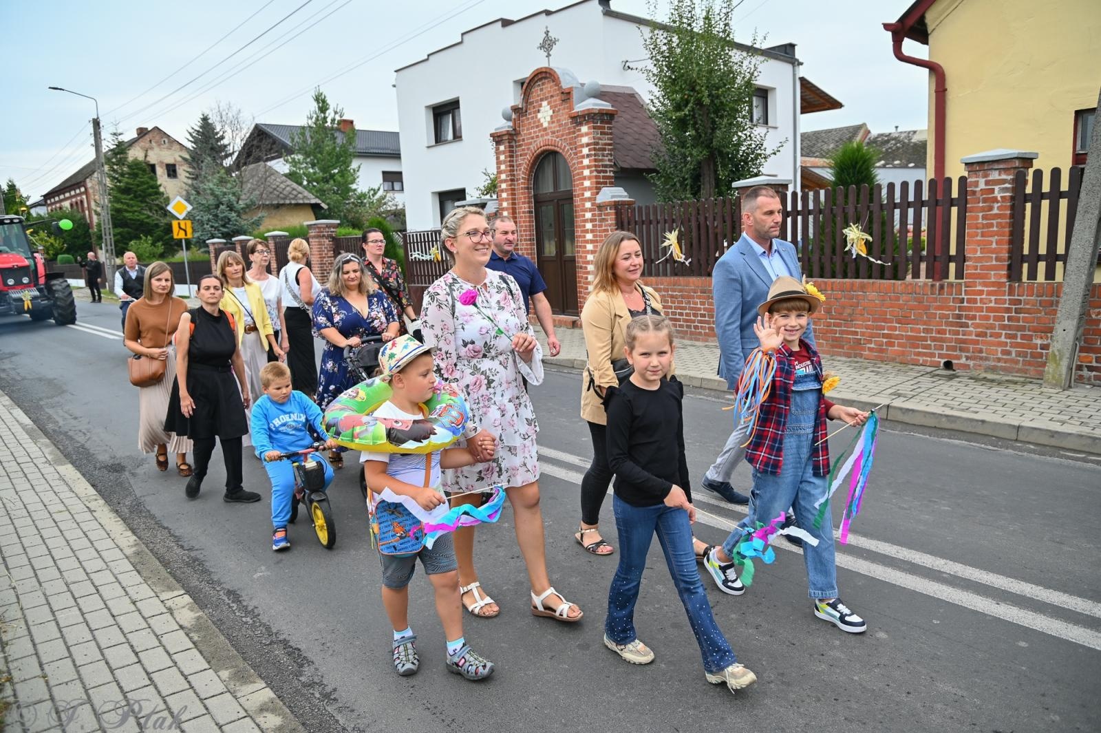 Zdjęcie w galerii na portalu naszraciborz.pl: Barwny korowód dożynkowy przejechał przez Wojnowice wiadomości z regionu