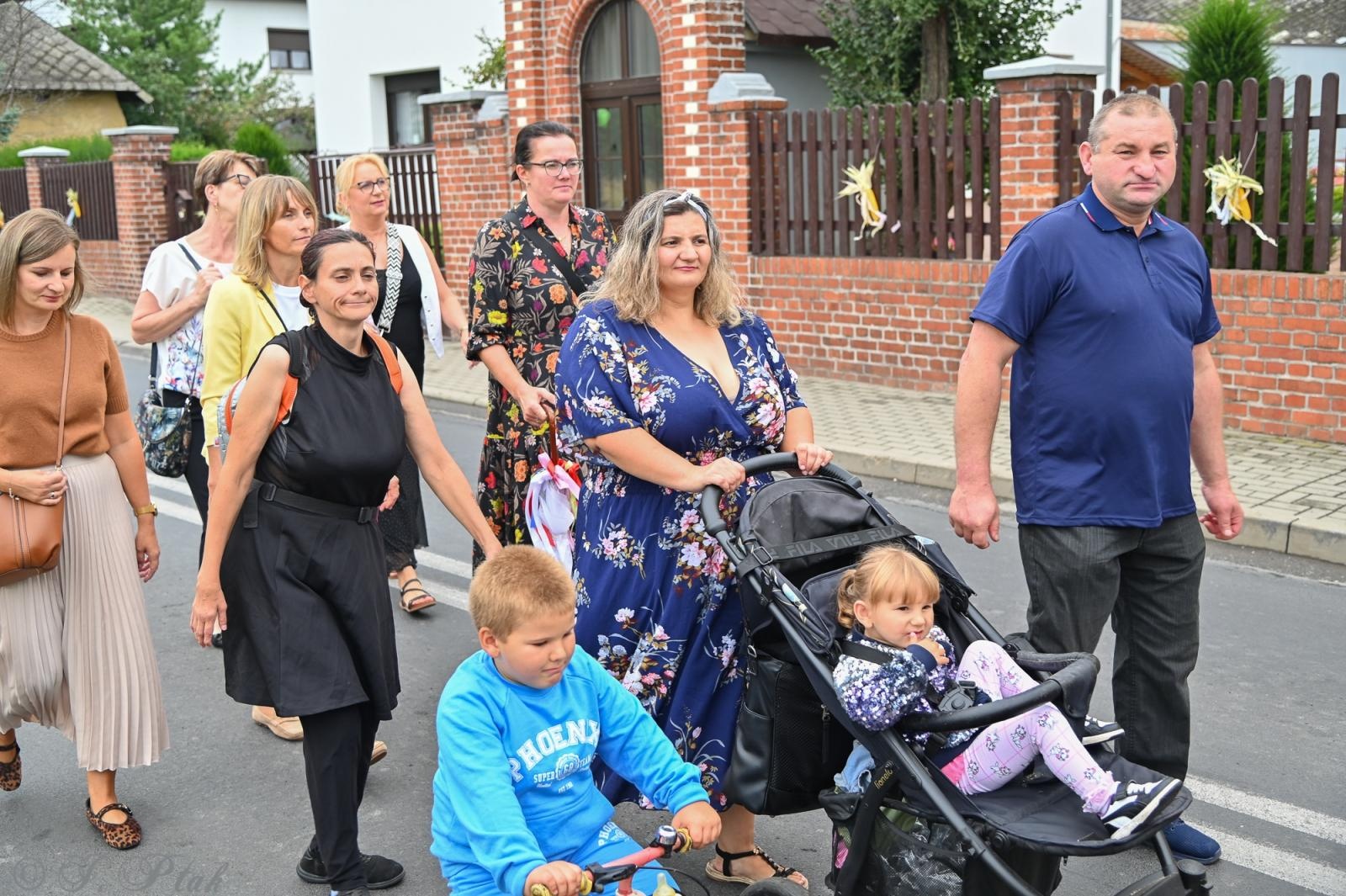 Zdjęcie w galerii na portalu naszraciborz.pl: Barwny korowód dożynkowy przejechał przez Wojnowice wiadomości z regionu