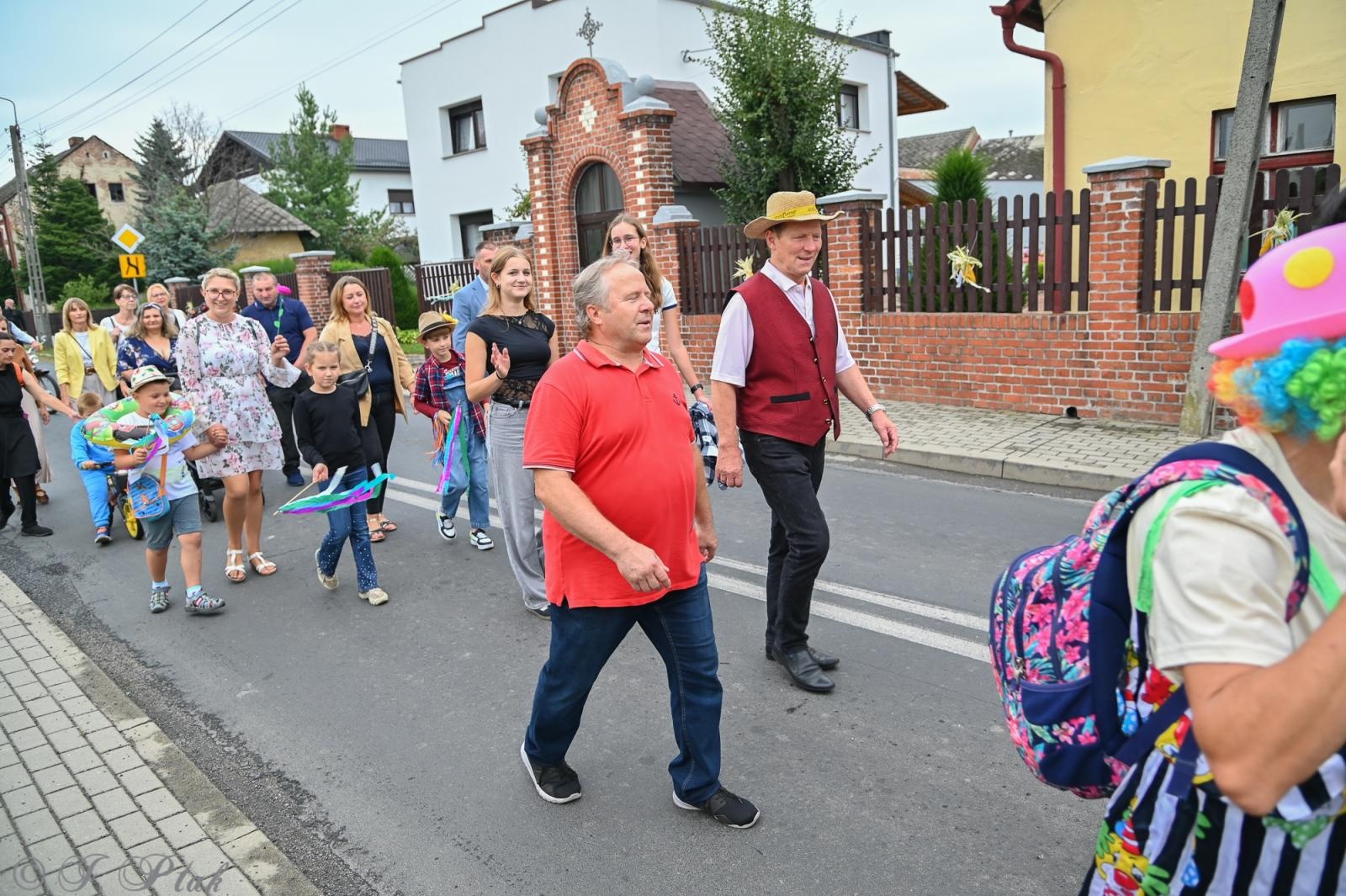 Zdjęcie w galerii na portalu naszraciborz.pl: Barwny korowód dożynkowy przejechał przez Wojnowice wiadomości z regionu