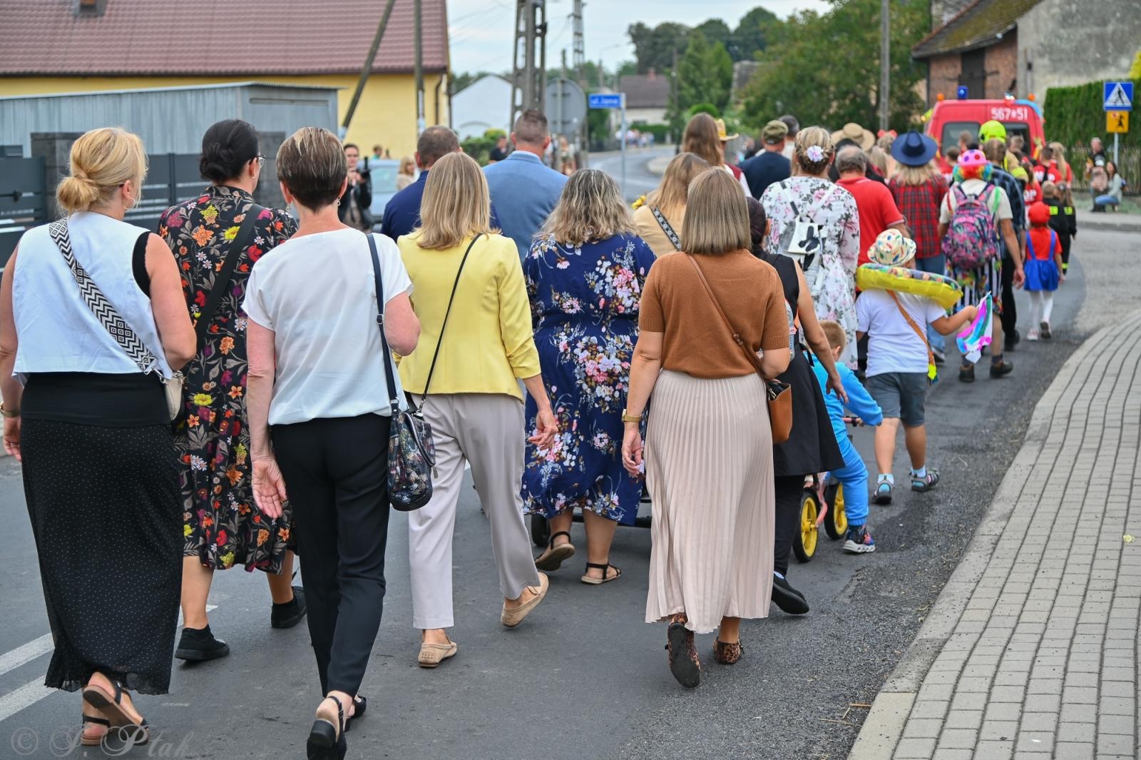 Zdjęcie w galerii na portalu naszraciborz.pl: Barwny korowód dożynkowy przejechał przez Wojnowice wiadomości z regionu