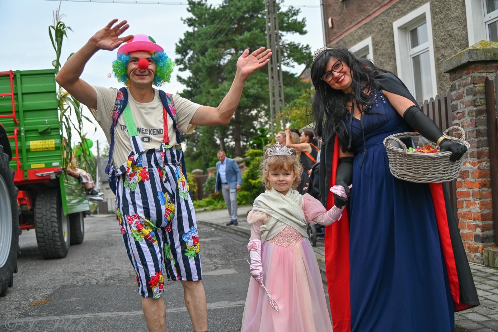 Zdjęcie w galerii na portalu naszraciborz.pl: Barwny korowód dożynkowy przejechał przez Wojnowice wiadomości z regionu