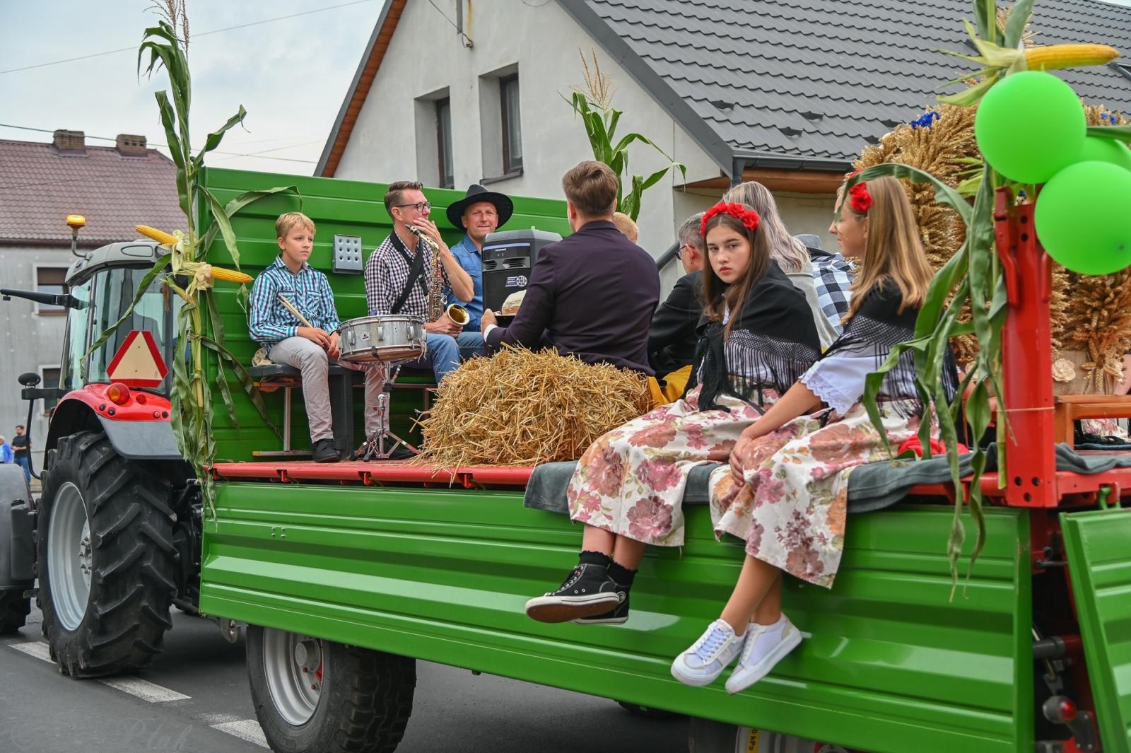 Zdjęcie w galerii na portalu naszraciborz.pl: Barwny korowód dożynkowy przejechał przez Wojnowice wiadomości z regionu