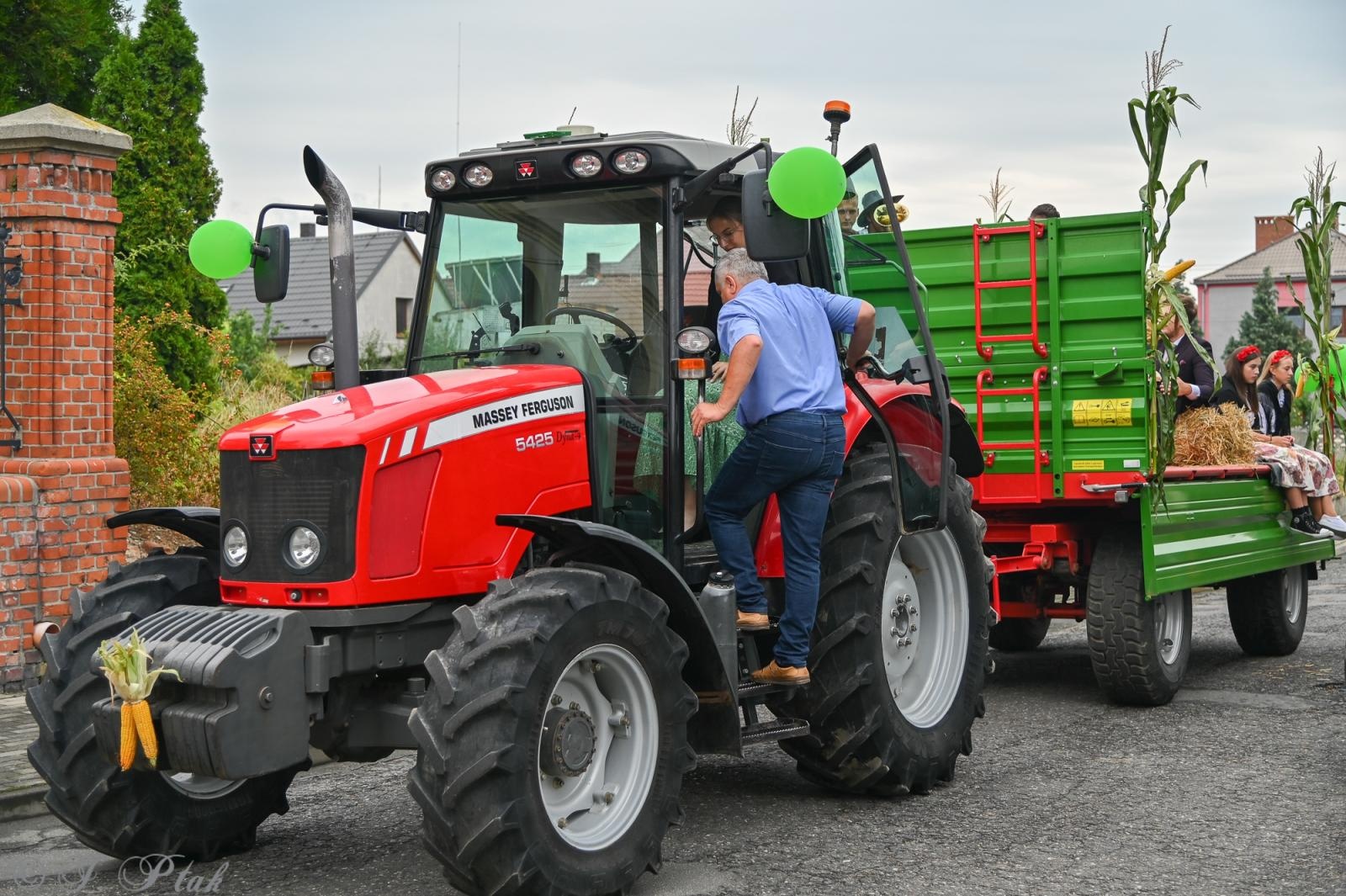 Zdjęcie w galerii na portalu naszraciborz.pl: Barwny korowód dożynkowy przejechał przez Wojnowice wiadomości z regionu