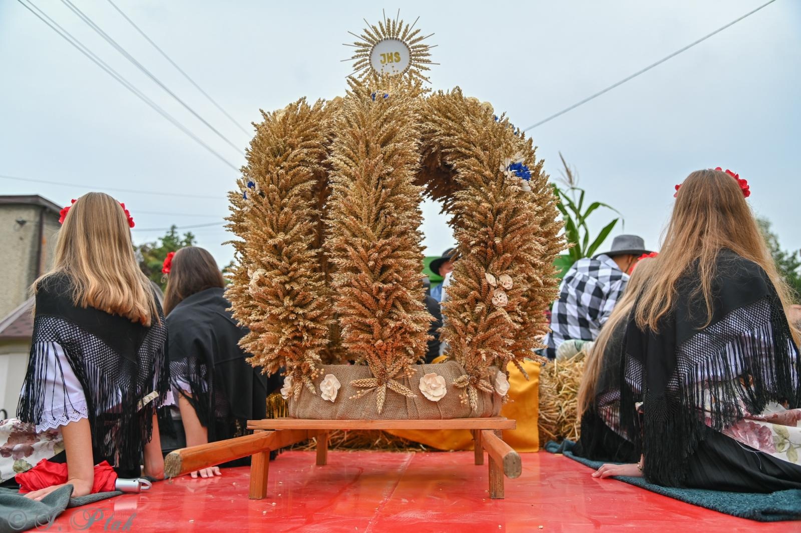 Zdjęcie w galerii na portalu naszraciborz.pl: Barwny korowód dożynkowy przejechał przez Wojnowice wiadomości z regionu