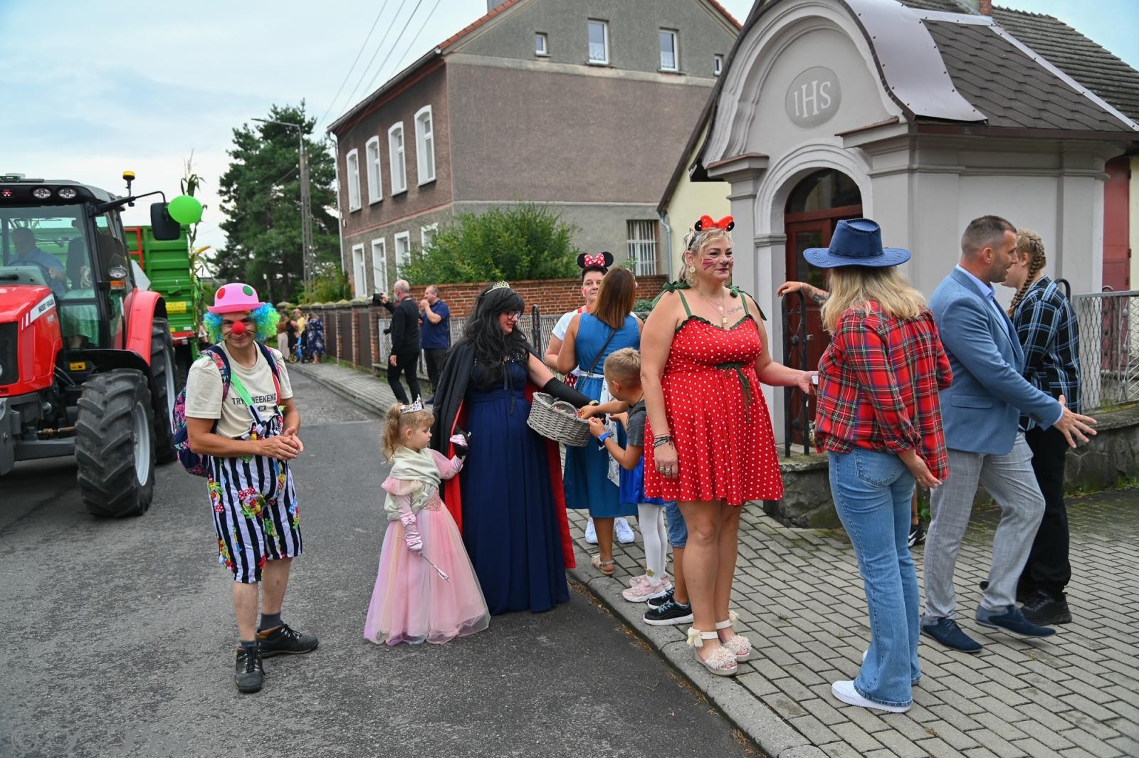 Zdjęcie w galerii na portalu naszraciborz.pl: Barwny korowód dożynkowy przejechał przez Wojnowice wiadomości z regionu