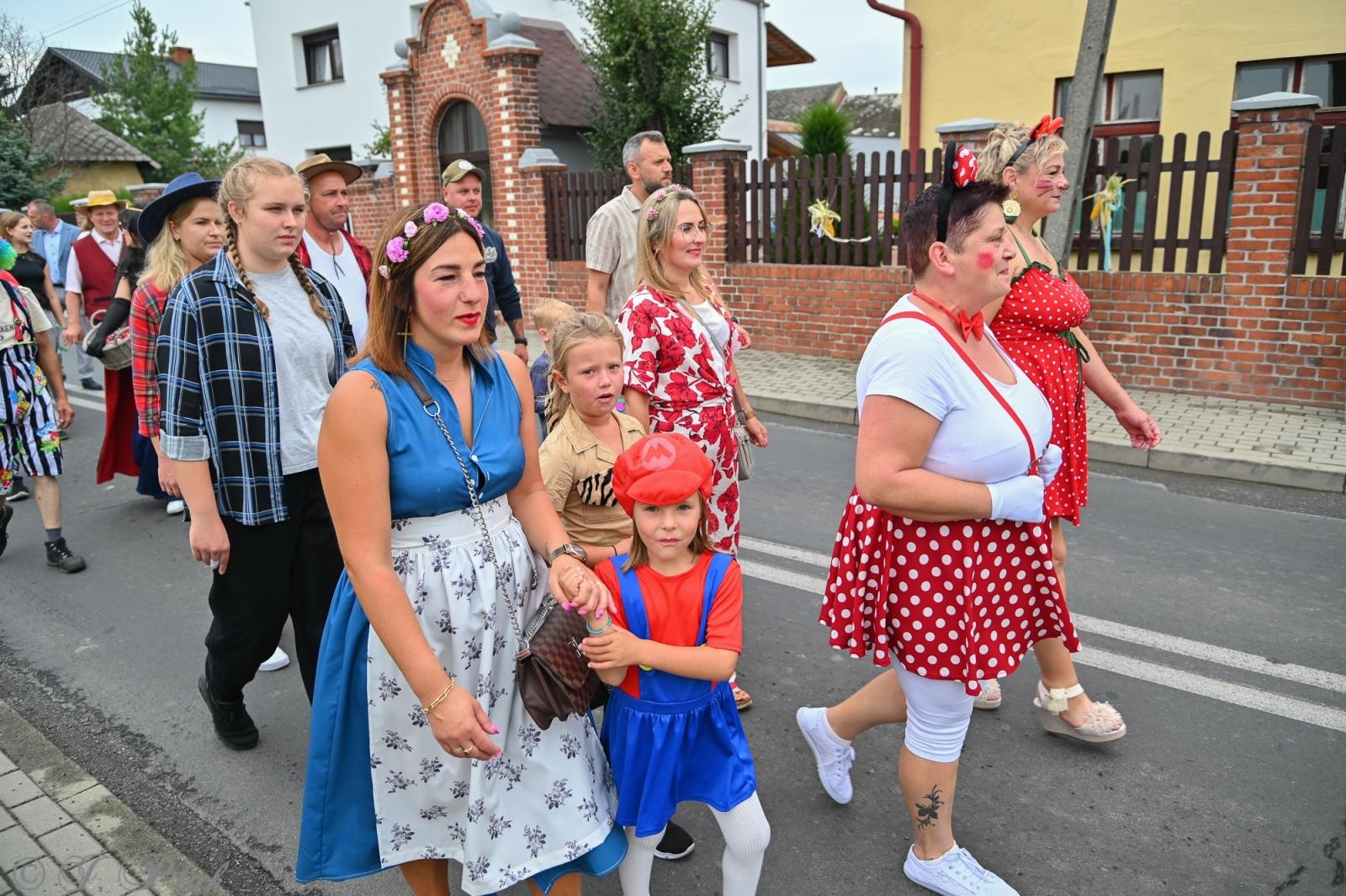 Zdjęcie w galerii na portalu naszraciborz.pl: Barwny korowód dożynkowy przejechał przez Wojnowice wiadomości z regionu