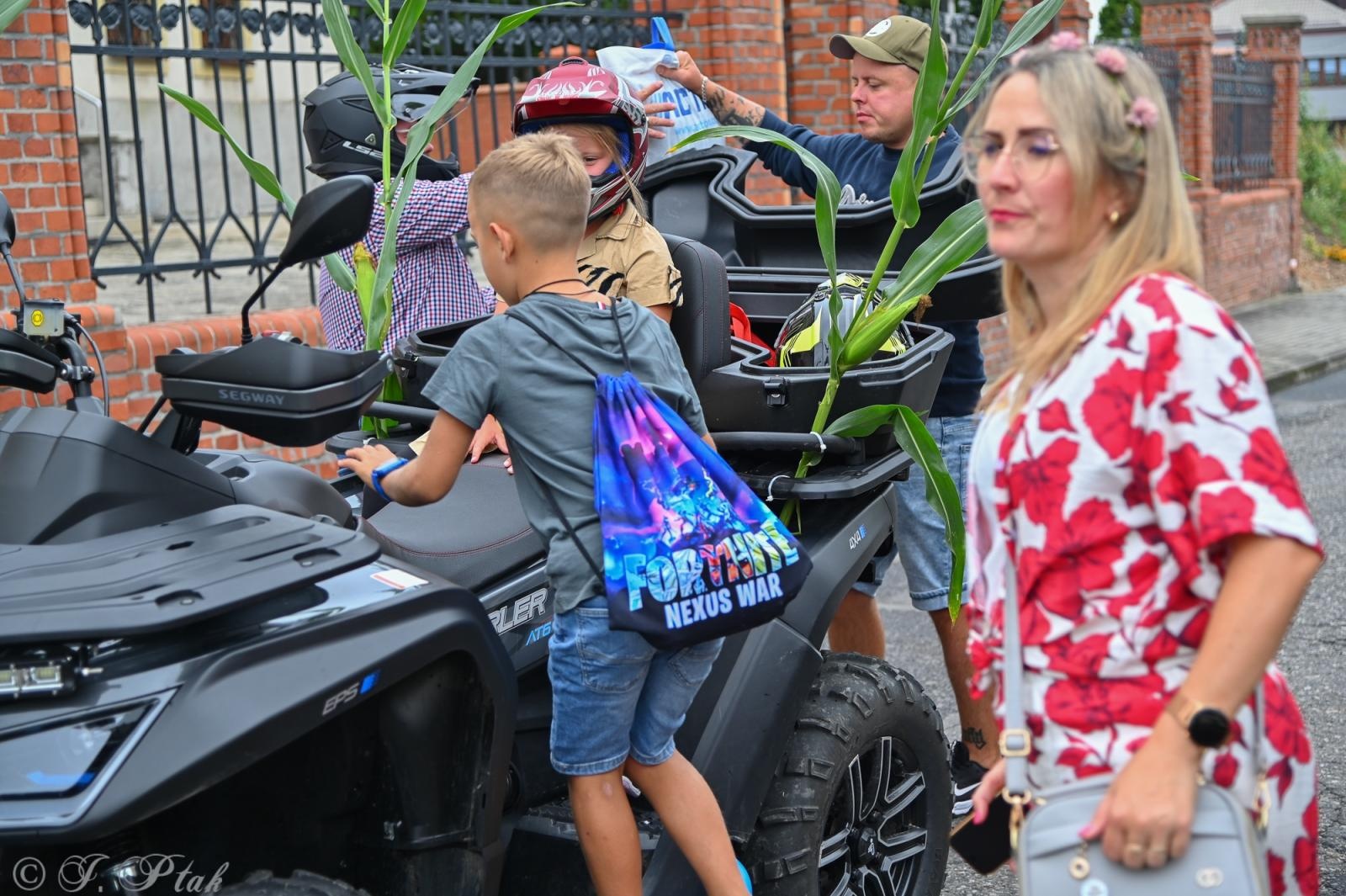 Zdjęcie w galerii na portalu naszraciborz.pl: Barwny korowód dożynkowy przejechał przez Wojnowice wiadomości z regionu