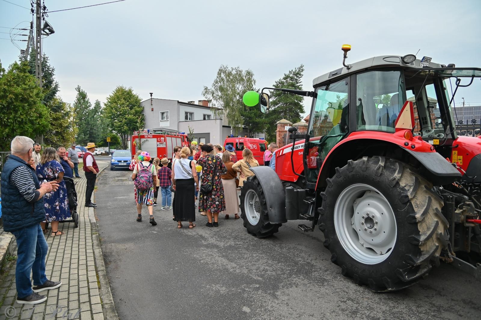 Zdjęcie w galerii na portalu naszraciborz.pl: Barwny korowód dożynkowy przejechał przez Wojnowice wiadomości z regionu