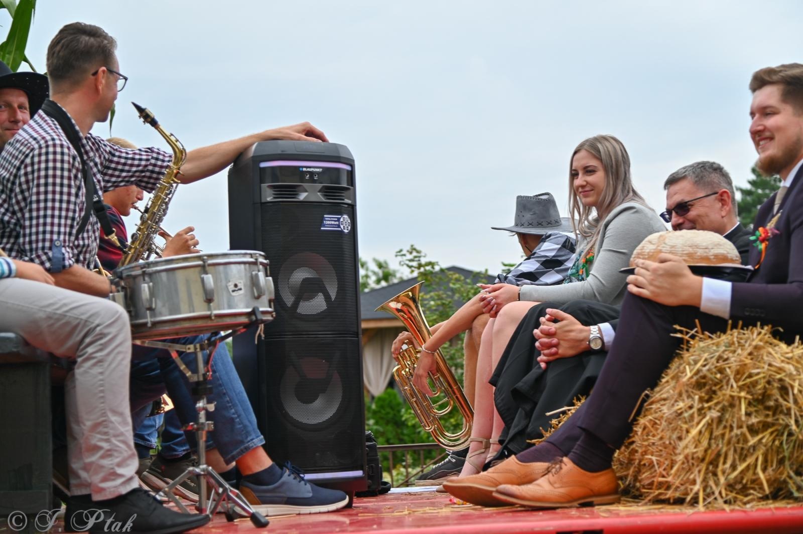 Zdjęcie w galerii na portalu naszraciborz.pl: Barwny korowód dożynkowy przejechał przez Wojnowice wiadomości z regionu