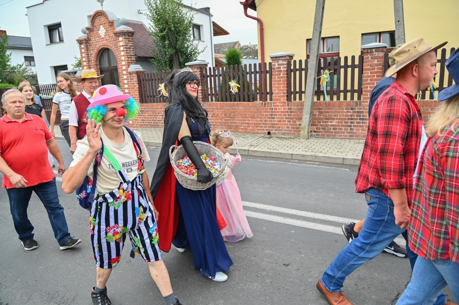 Zdjęcie w galerii na portalu naszraciborz.pl: Barwny korowód dożynkowy przejechał przez Wojnowice wiadomości z regionu