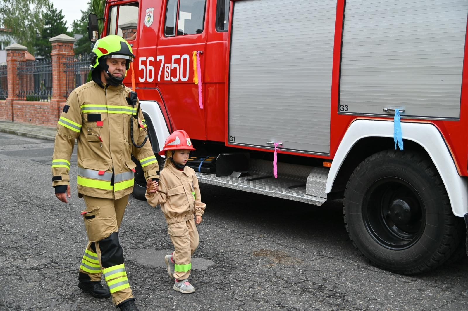 Zdjęcie w galerii na portalu naszraciborz.pl: Barwny korowód dożynkowy przejechał przez Wojnowice wiadomości z regionu